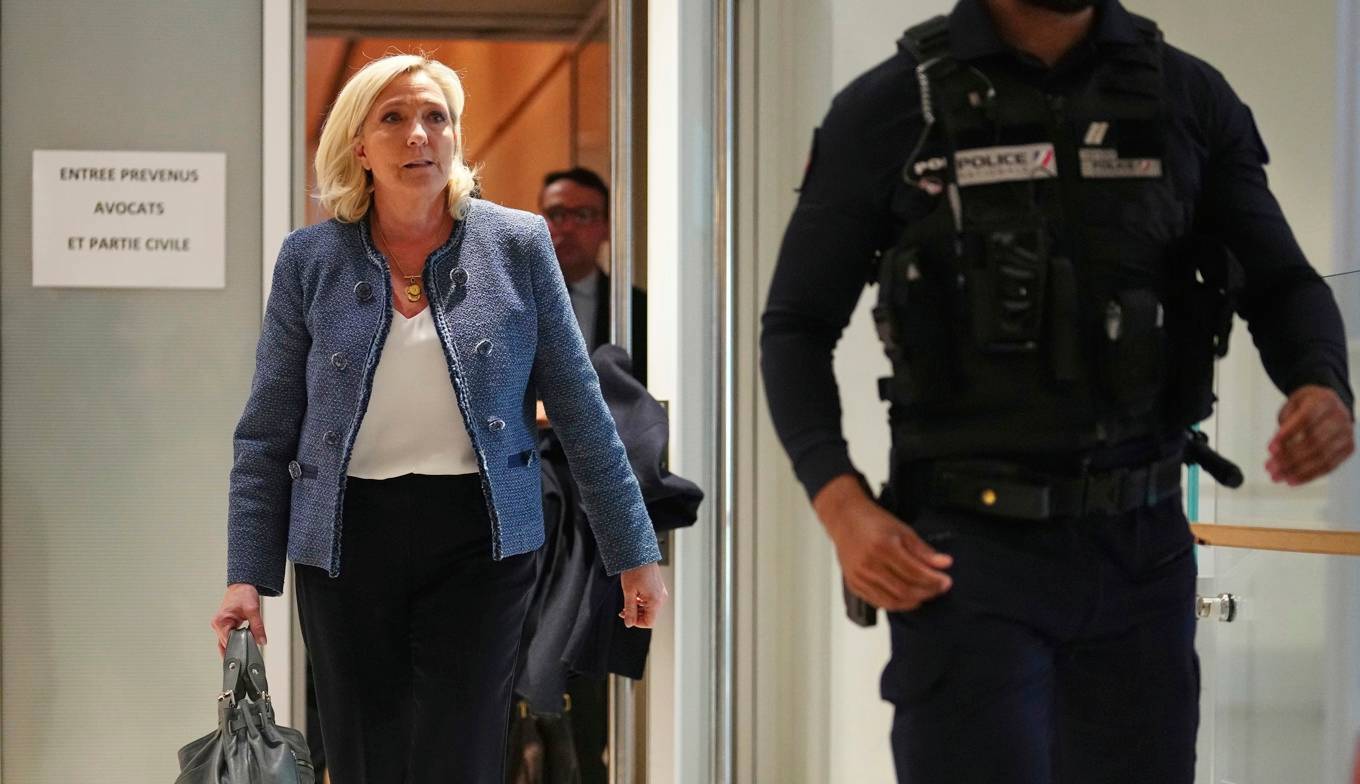 Franska politiken Marine Le Pen lämnar en domstol i Paris mitt under uppläsandet av måndagens dom. Foto: Thibault Camus/AP/TT