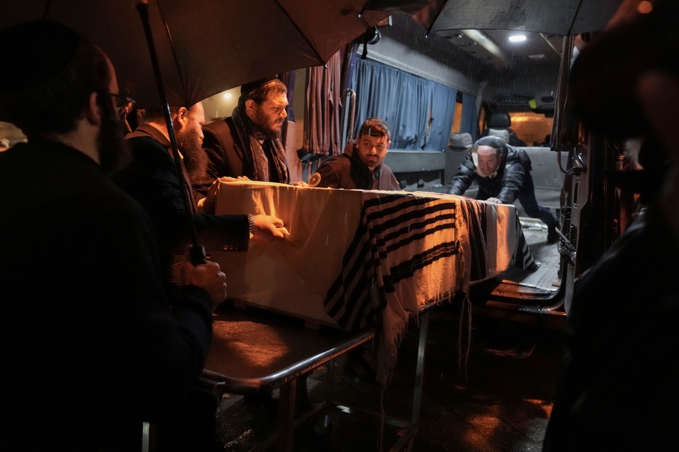 Den mördade rabbinen Zvi Kogans kvarlevor fördes till Israel för begravning. Arkivbild. Foto: Mahmoud Illean/AP/TT