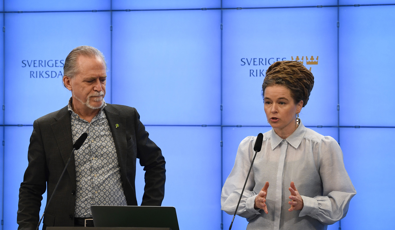Miljöpartiets språkrör Daniel Helldén (MP) och Amanda Lind (MP) presenterar ny klimatpolitik med fokus på transporternas utsläpp, under en pressträff på måndagen. Foto: Viktoria Bank/TT