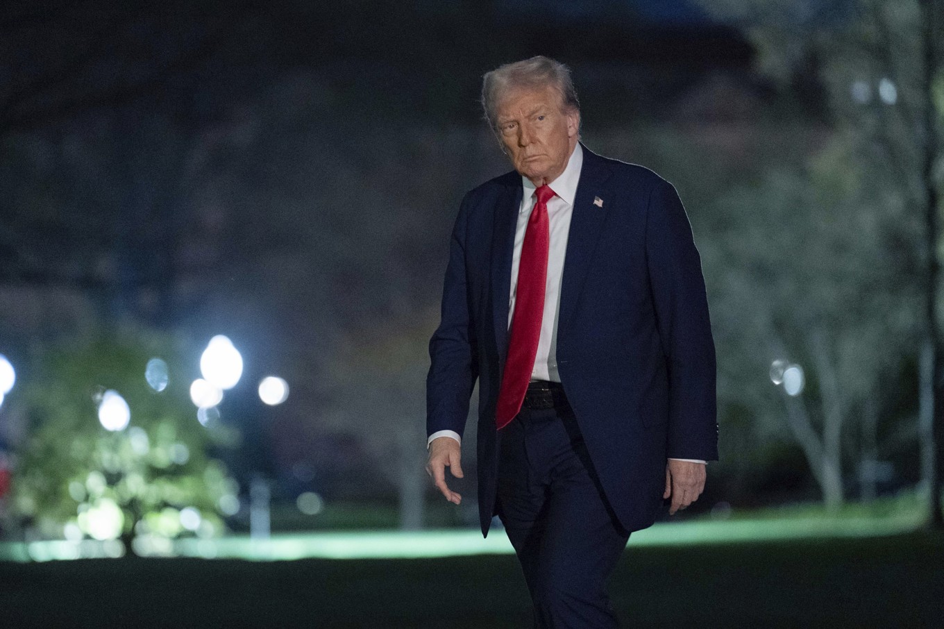 Donald Trump utanför Vita huset på söndagen. Foto: Jose Luis Magana/AP/TT