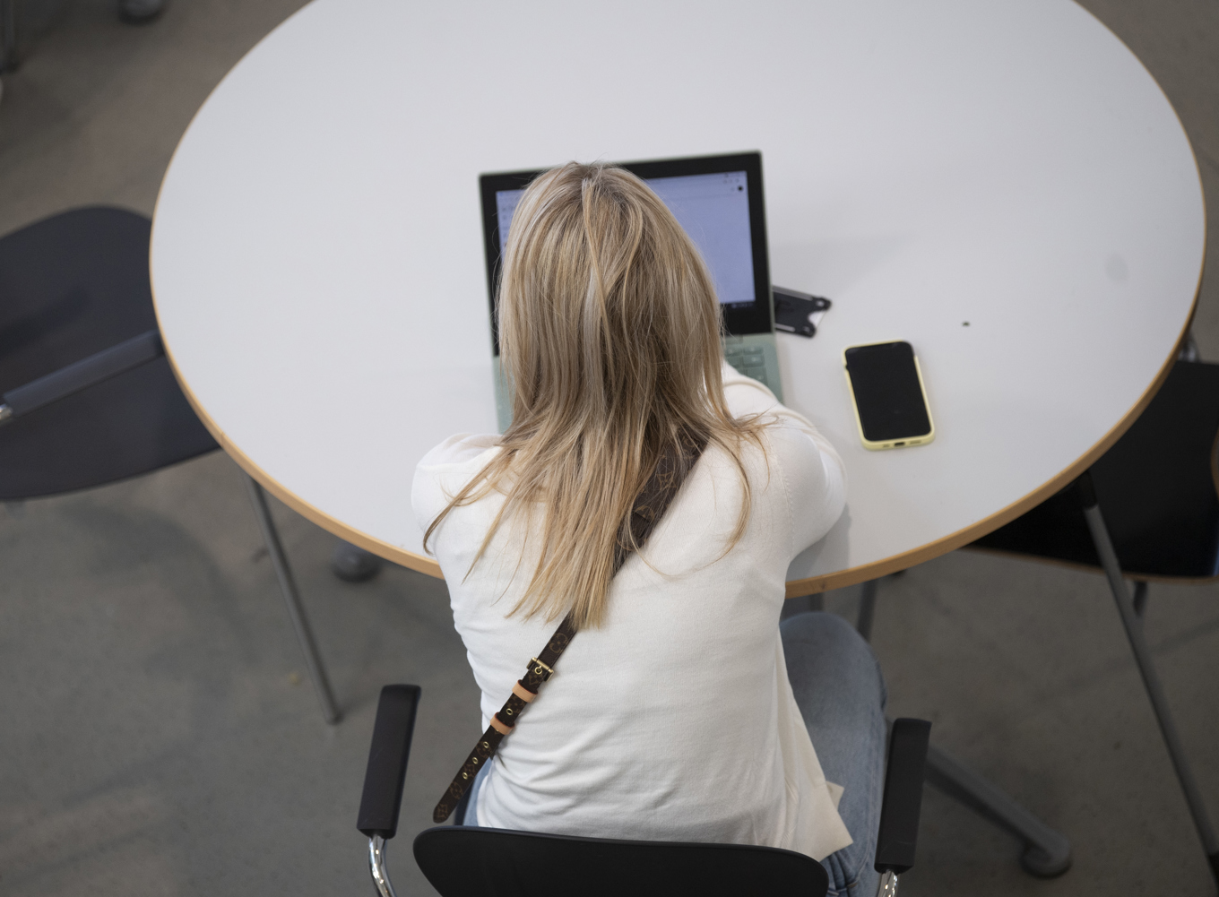 En ny rapport från Jämställdhetsmyndigheten visar att unga som blivit utsatta för våld av vuxna löper högre risk för att utsättas för våld av en partner. Foto: Fredrik Sandberg/TT