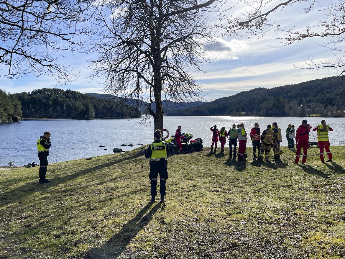 Sökpersonal vid Bjørnafjorden utanför Bergen där ett mindre flygplan befaras ha störtat. Foto: Kenneth Svenningsen/Os og Fusaposten/TT