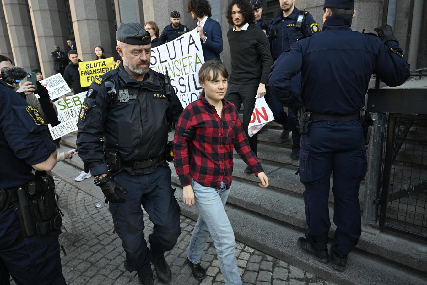 Greta Thunberg bortförd av polis utanför SEB årsstämma på Konserthuset i Stockholm. Foto: Fredrik Sandberg/TT