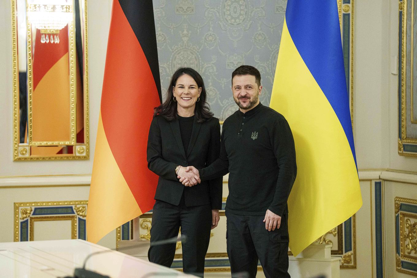 Tysklands utrikesminister Annalena Baerbock och Ukrainas president Volodymyr Zelenskyj möttes på tisdagen. Foto: Evgeniy Maloletka/AP/TT