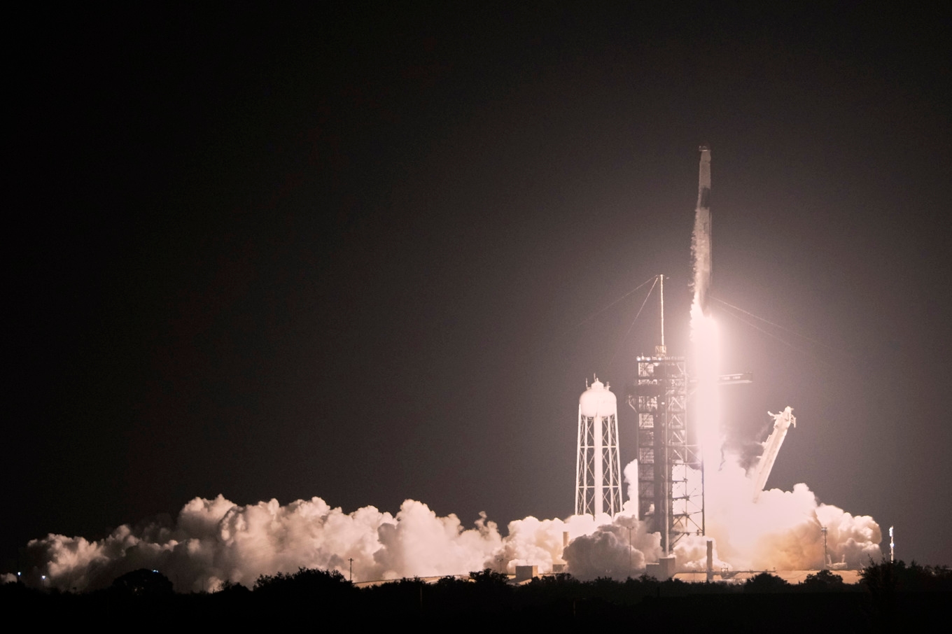 Falcon 9-raket från Space X lyfter från Cape Canaveral. Foto: John Raoux/AP/TT