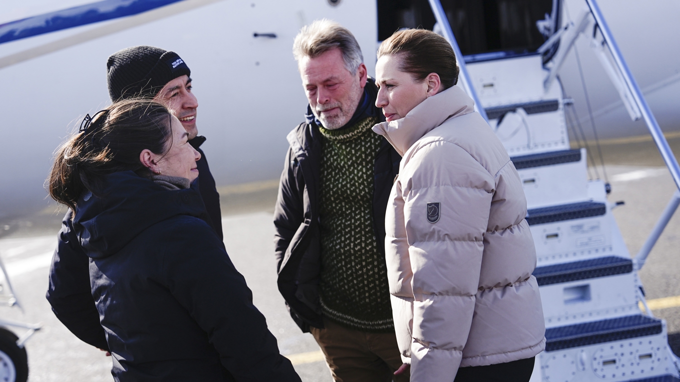 Danmarks statsminister Mette Frederiksen (till höger) och hennes make Bo Tengberg tas emot av Grönlands avgående statsminister Múte Bourup Egede. Foto: Mads Claus Rasmussen/Ritzau/TT
