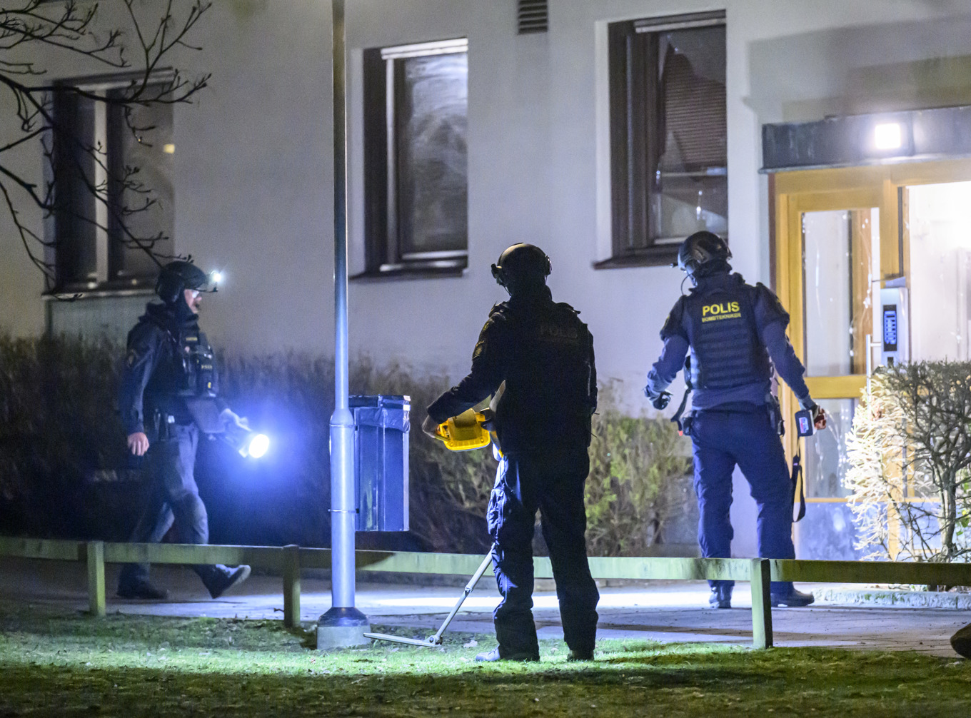 Polisens bombtekniker på plats vid porten i Malmö där detonationen skedde. Foto: Johan Nilsson/TT