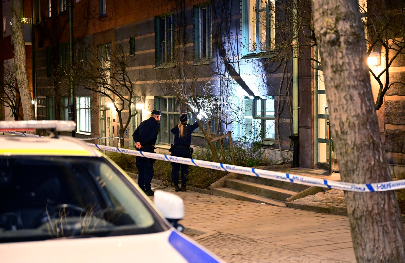 Polisen har spärrat av området utanför byggnaden där olyckan inträffade. Foto: Magnus Lejhall/TT