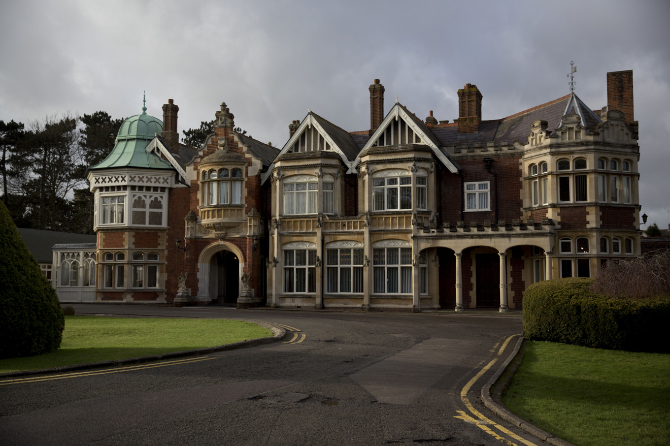 Huvudbyggnaden vid Bletchley Park i Buckinghamshire, godset som blev huvudkvarter för de brittiska kodknäckarna under andra världskriget och i dag är ett museum. Arkivbild. Foto: Matt Dunham/AP/TT