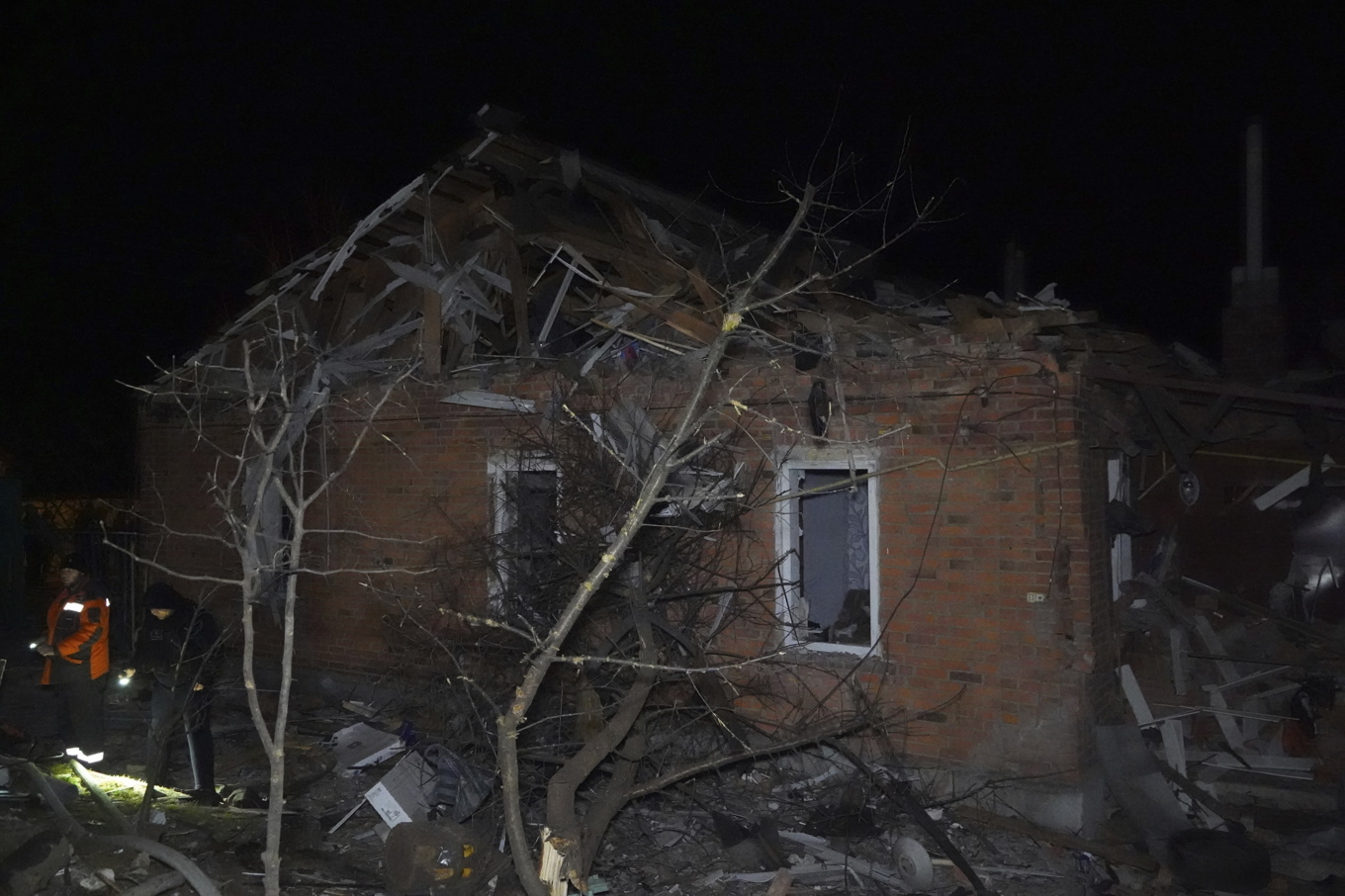 Ett hus som förstörts i en rysk attack mot ett bostadsområde i Charkiv i Ukraina. Bilden är tagen 29 mars. Foto: Andrii Marienko/AP/TT