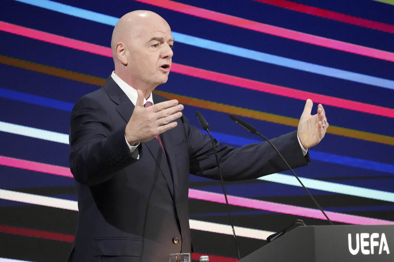 Fifa-ordföranden Gianni Infantino talar vid Uefa-kongressen. Foto: Darko Vojinovic/AP/TT