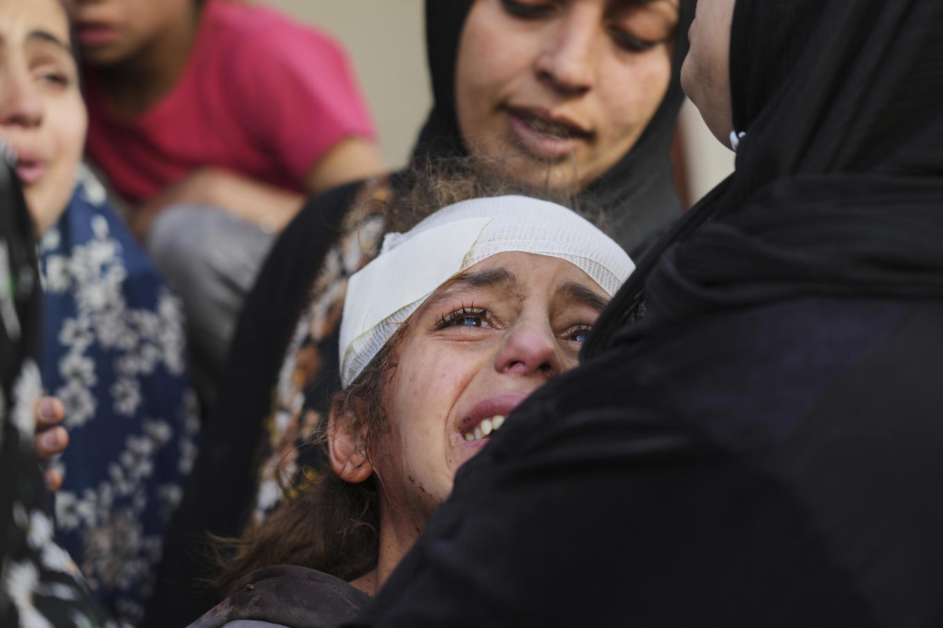 13-åriga Yamama Jundia, som skadats i en israelisk attack, sörjer dödade anhöriga i Gaza stad på torsdagen. Foto: Jehad Alshrafi/AP/TT