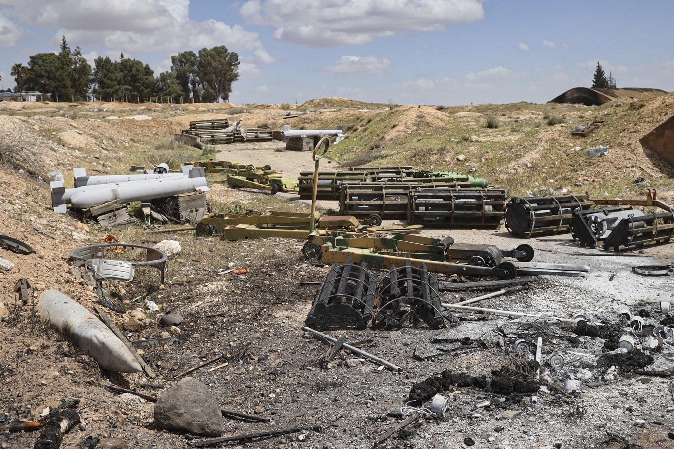 En flygbas nära staden Hamah attackerades av Israel i onsdags. Foto: Omar Albam/AP/TT