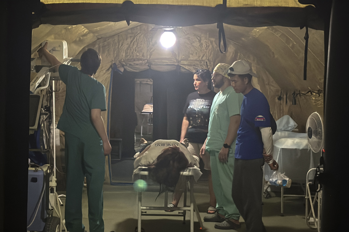 Frivilliga ryska vårdarbetare tar hand om patienter i ett tältsjukhus i Mandalay. Foto: AP/TT