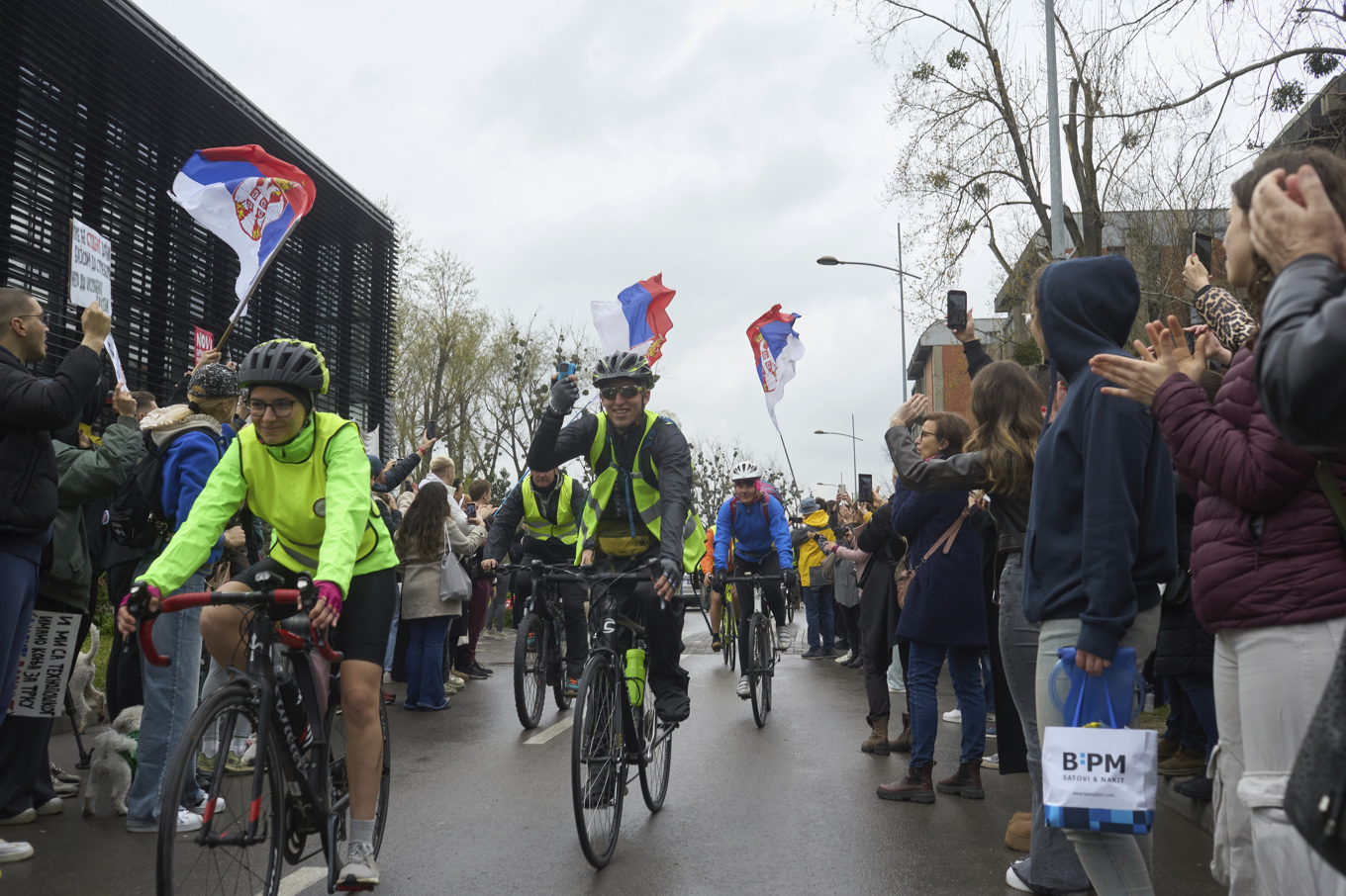 Cirka 80 serbiska studenter påbörjar under torsdagen en cykelresa på 130 mil till EU-parlamentet i Strasbourg för att uppmärksamma den senaste tidens protester. Foto: Marko Drobnjakovic/AP/TT