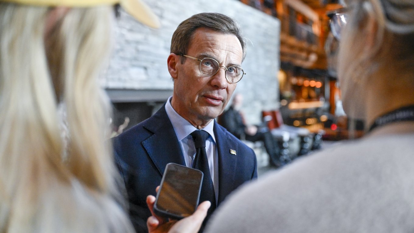 Statsminister Ulf Kristersson (M) möter journalister efter sitt tal på Åre Business Forum i Copperhill. Foto: Jessica Gow/TT