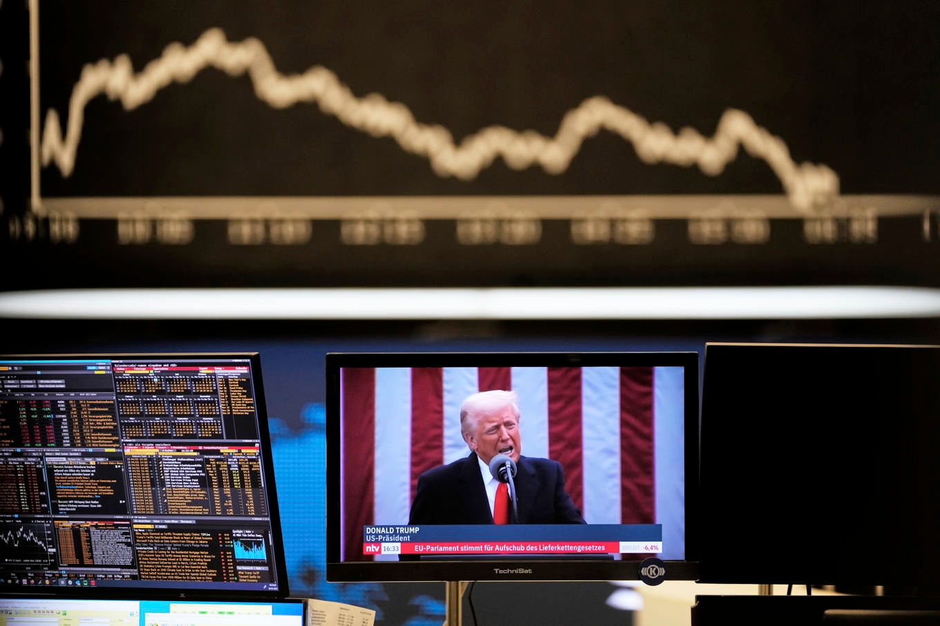 Världens börser backar efter Donald Trumps tullbesked. Foto: Michael Probst/AP/TT