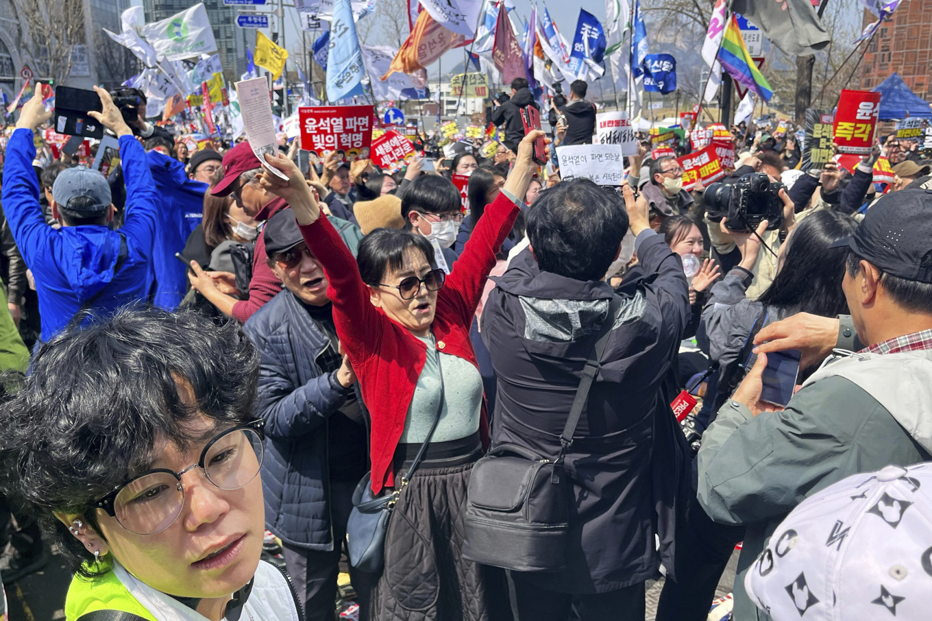 De som har krävt Yoons avgång firar i centrala Seoul efter domstolens beslut. Foto: Foster Klug/AP/TT