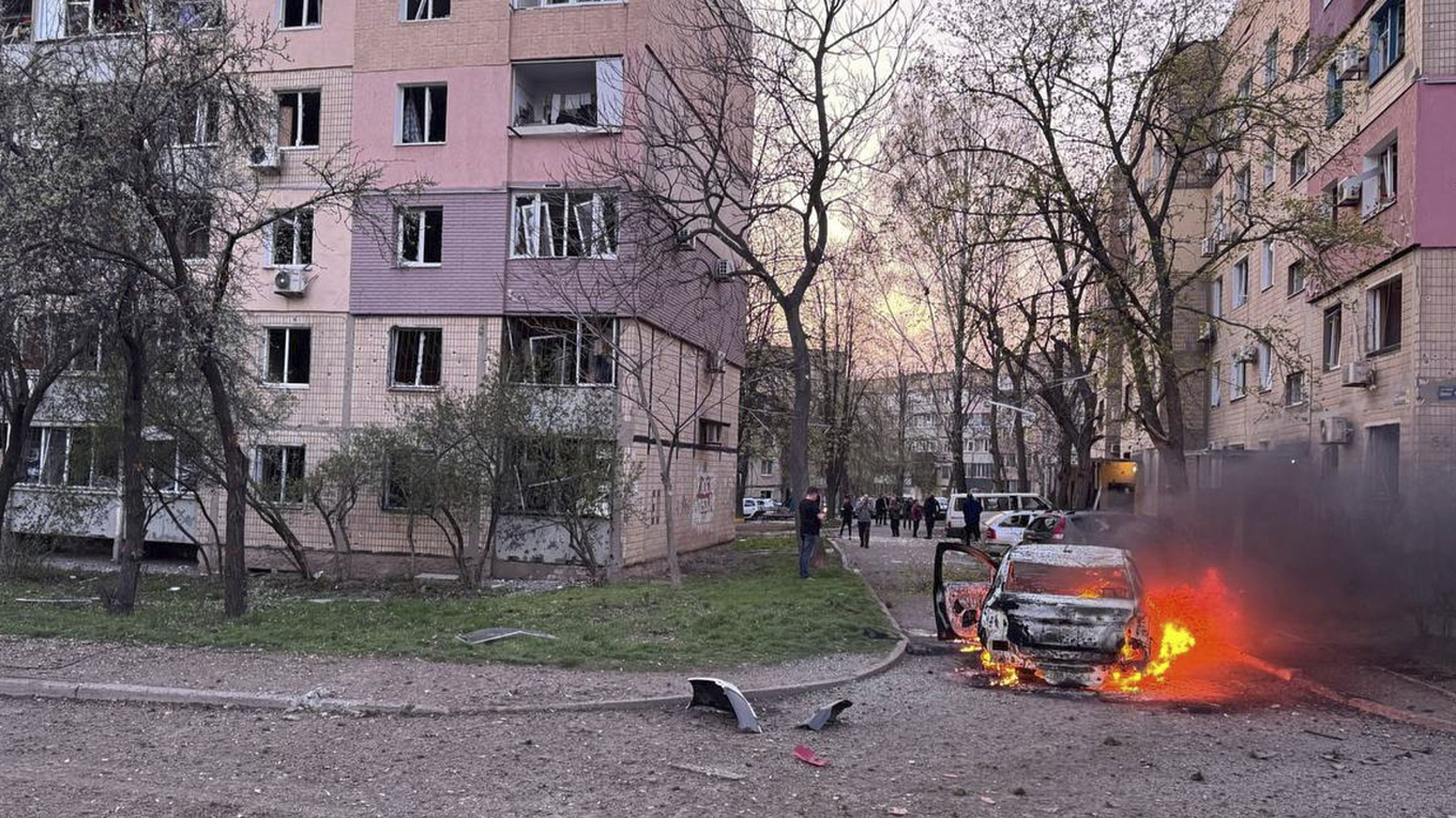 Flera barn har dödats i en rysk robotattack mot Kryvyj Rih, enligt de ukrainska myndigheterna. Foto: Ukrainas räddningstjänst/AP/TT