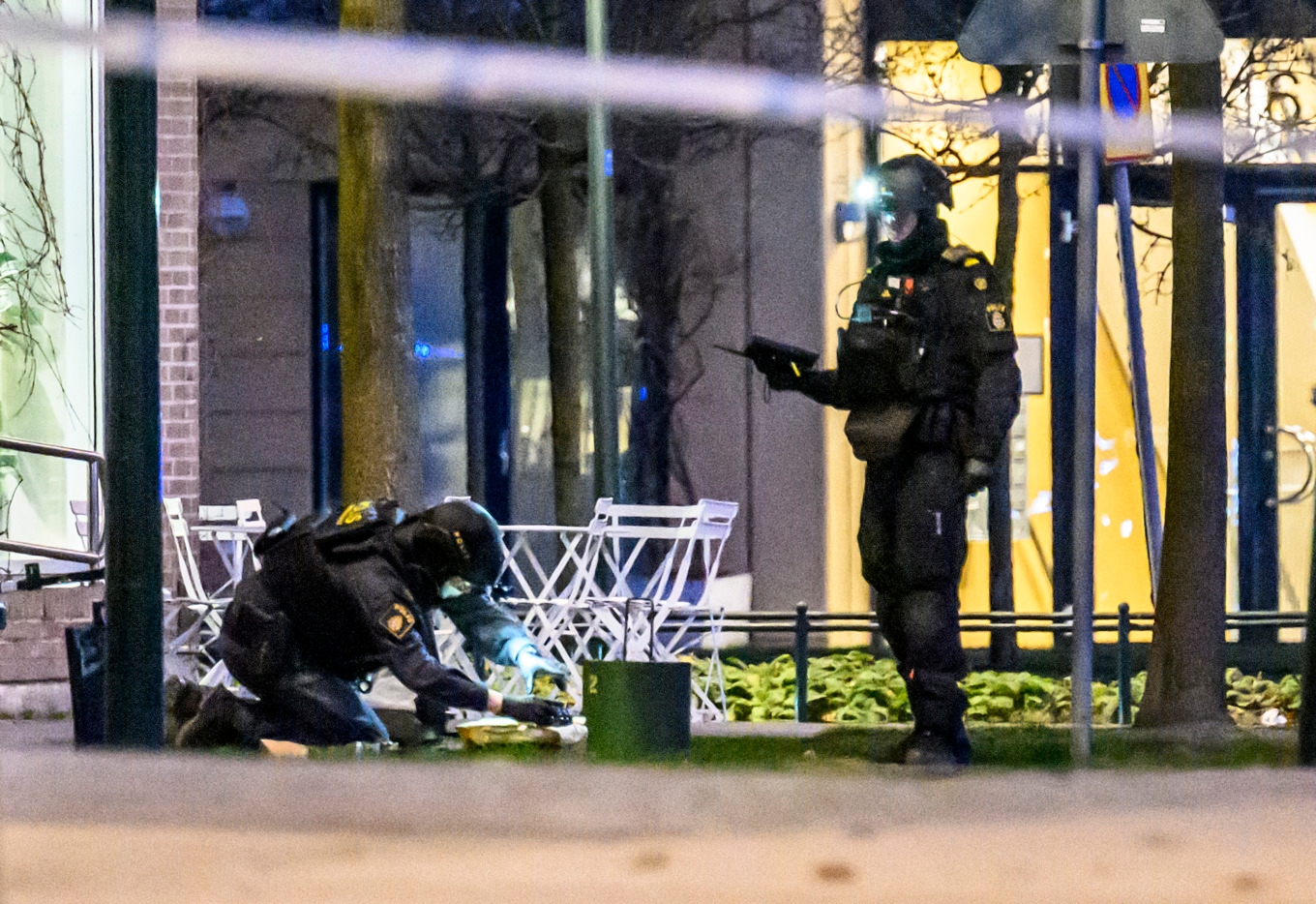 Bombtekniker undersökte på fredagskvällen en ryggsäck i Västra hamnen i Malmö, som enligt polisen innehöll minst tio handgranater. Foto: Johan Nilsson/TT