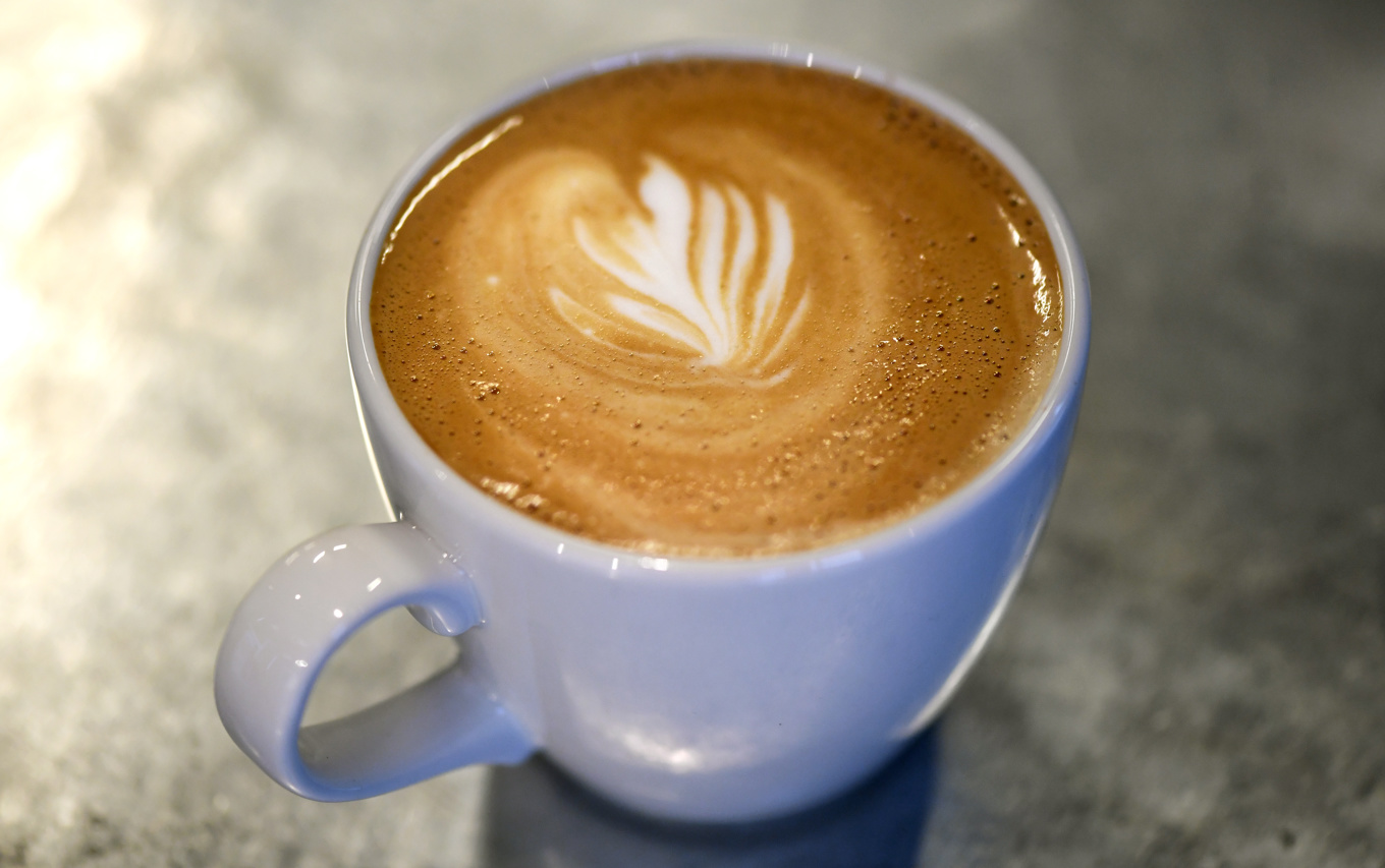 Att dra ner på kaffe kan lindra endometrios, visar en ny studie. Arkivbild. Foto: Anders Wiklund/TT