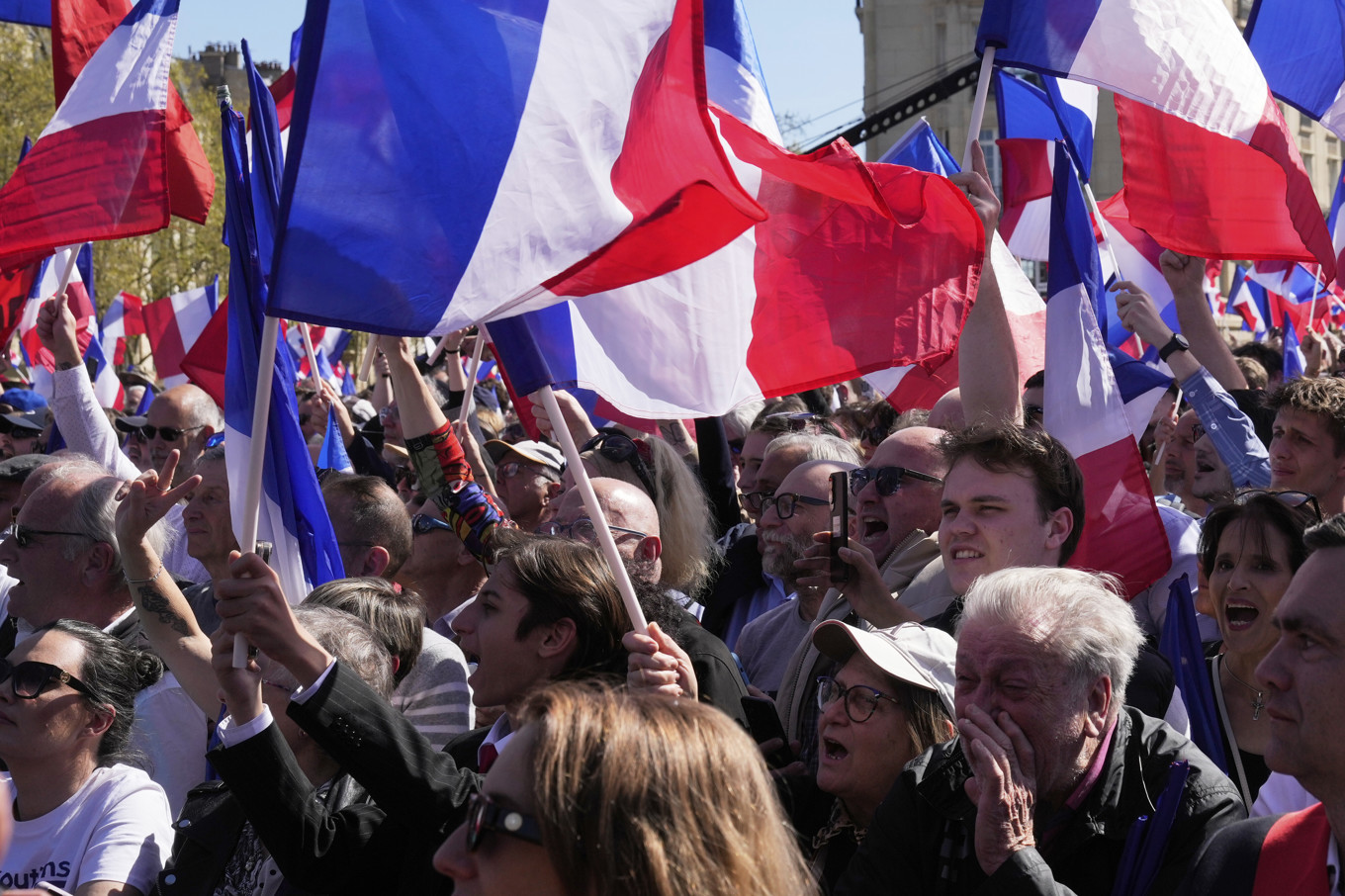 Anhängare till Marine Le Pen och Nationell samling demonstrerade nära parlamentet i Paris. Foto: Michel Euler/AP/TT