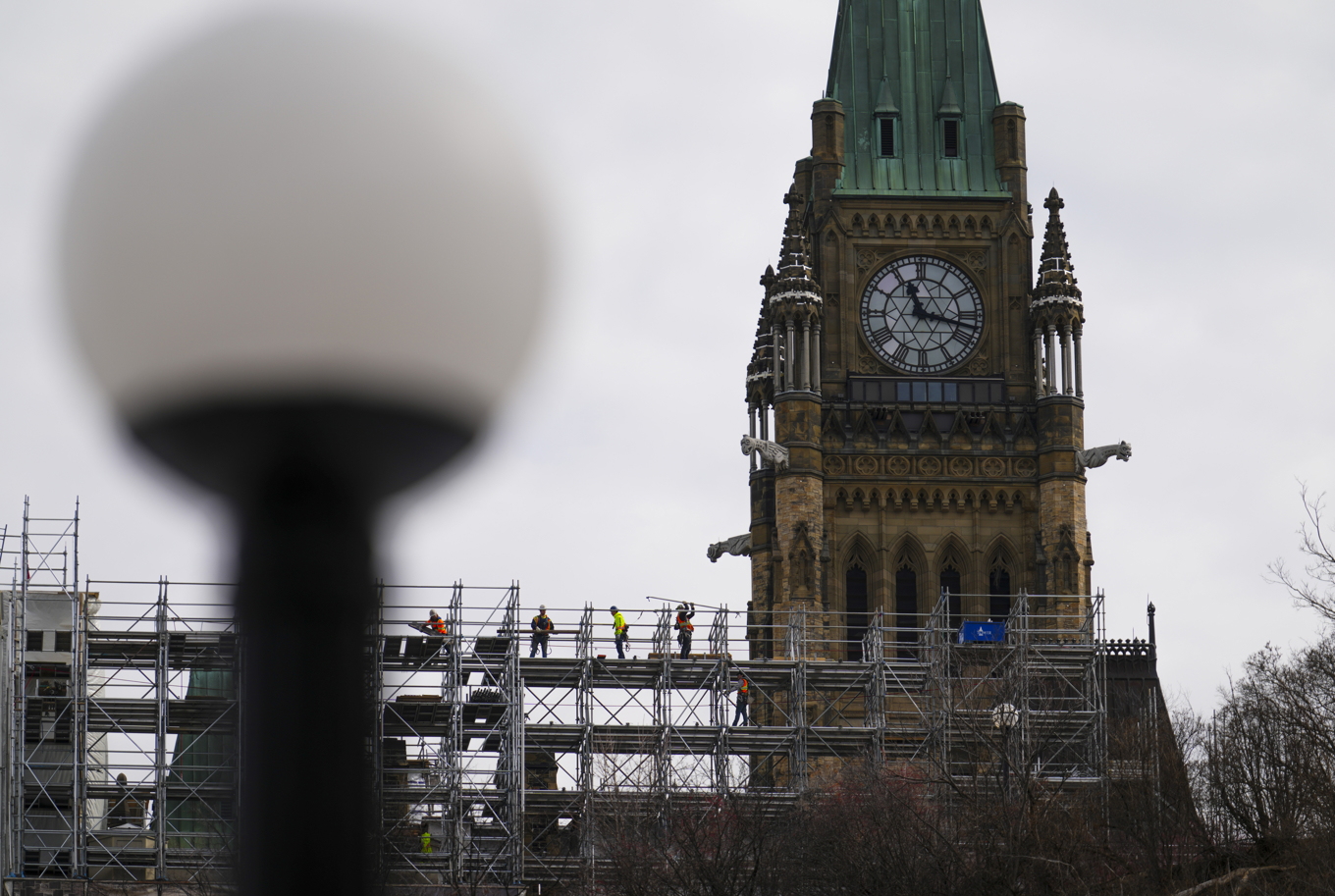 Ett stort polispådrag ryckte ut till parlamentet i Ottawa på lördagseftermiddagen. Arkivbild. Foto: Sean Kilpatrick//The Canadian Press via AP/TT