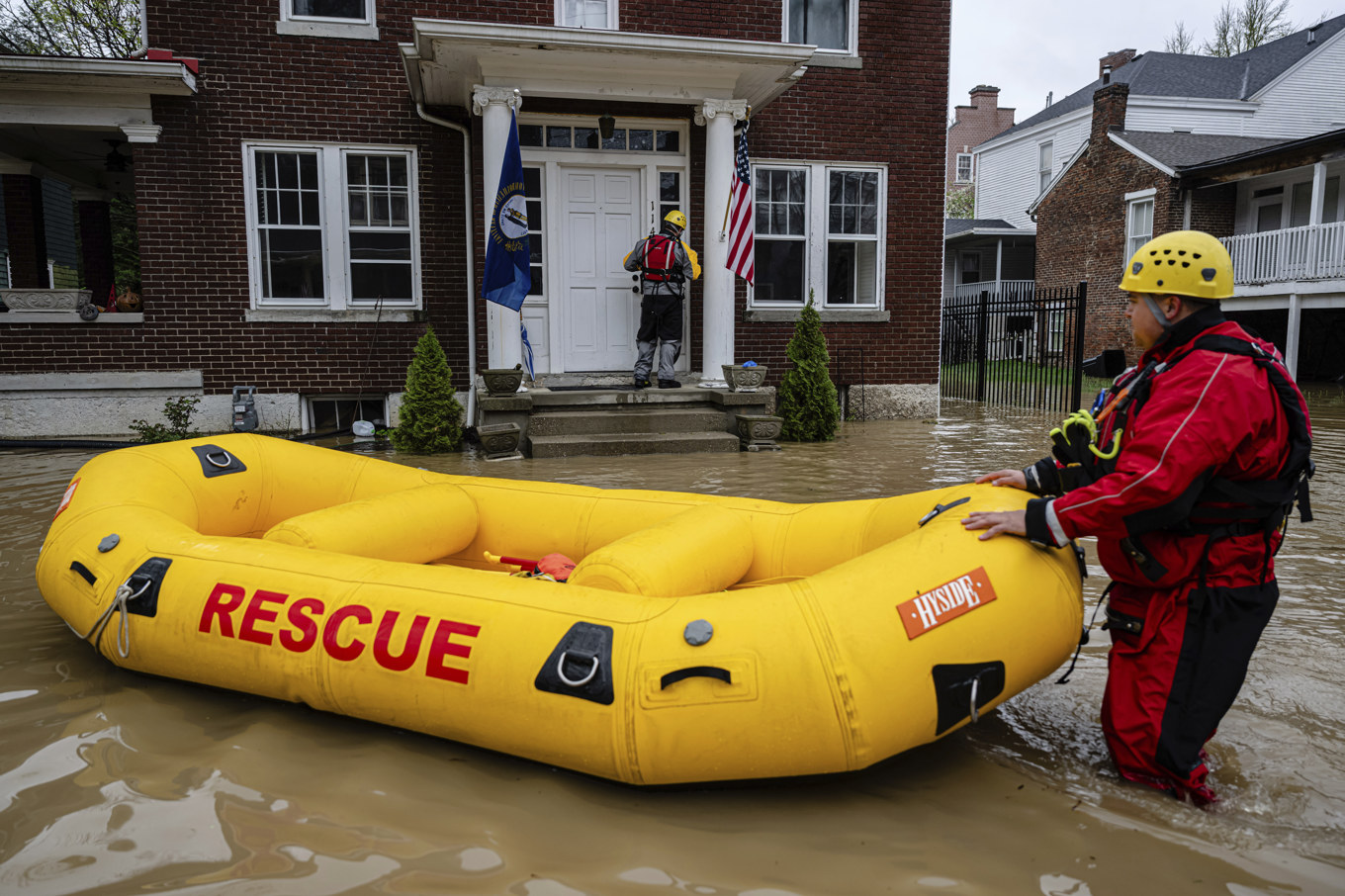 Räddningstjänsten genomför kontroller i ett grannskap i Frankfort i Kentucky på söndagen. Foto: Jon Cherry/AP/TT