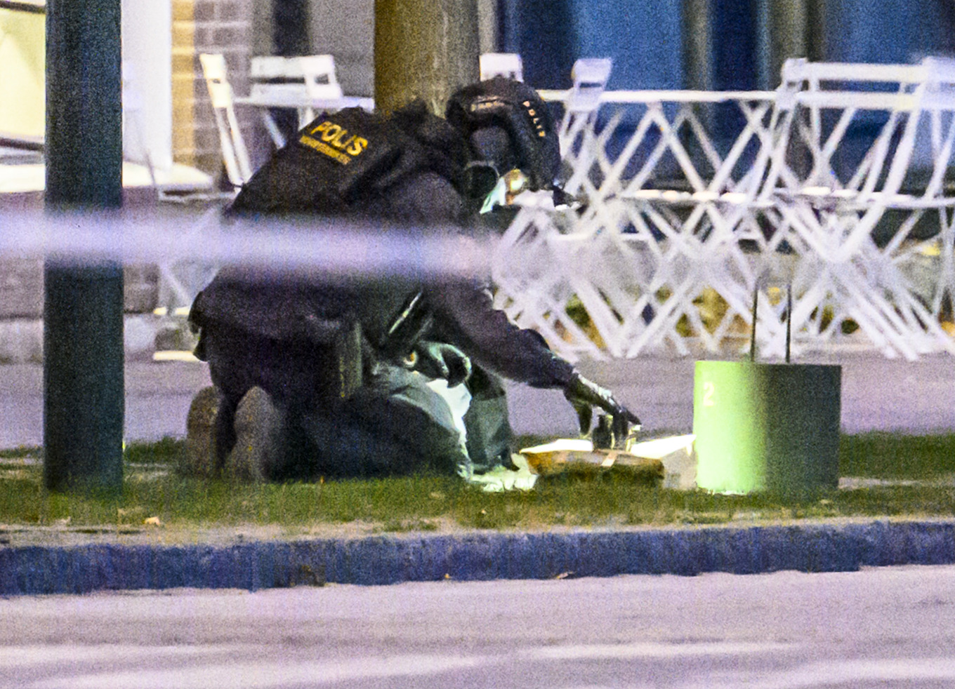 Bombtekniker på plats och undersöker en väska med handgranater i Västra Hamnen i Malmö efter ett larm om ett misstänkt farligt föremål på fredagskvällen. Arkivbild. Foto: Johan Nilsson/TT