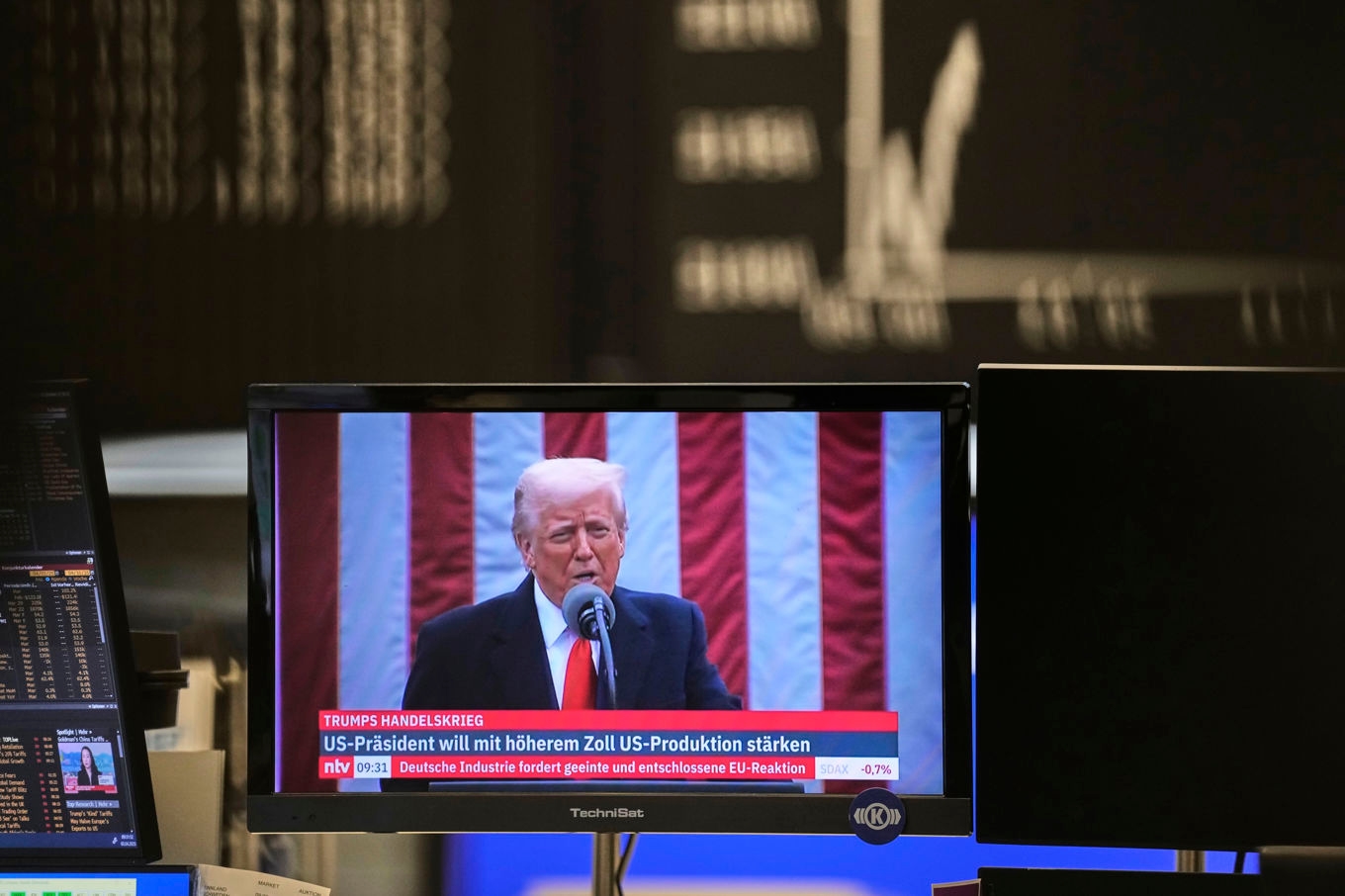 Donald Trumps tullar sänkte världens börser. Foto: Michael Probst AP/TT