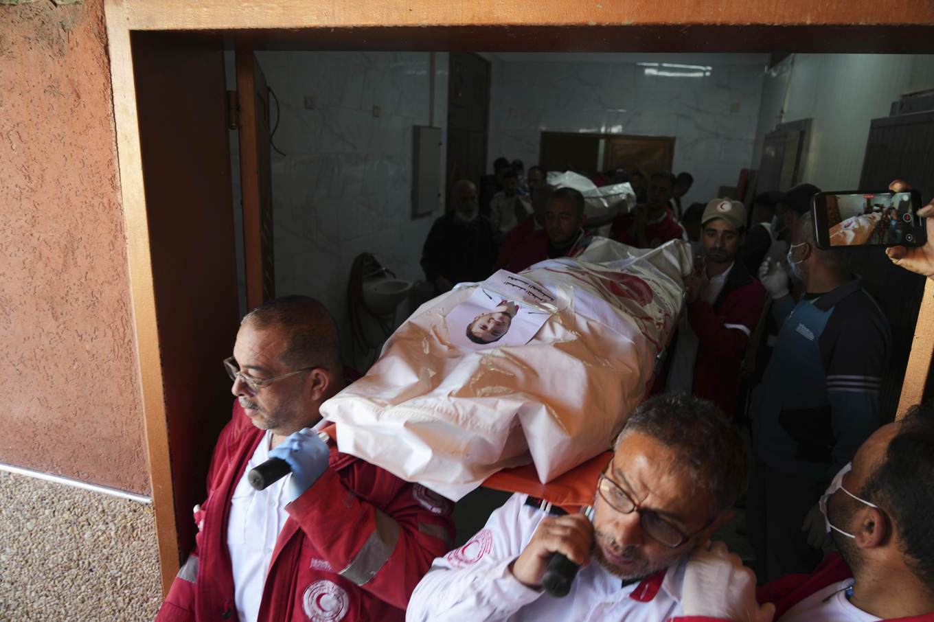 Sörjande bär en av dem som dödades i en israelisk attack mot räddningspersonal i Gaza. Foto: Abdel Kareem Hana/AP/TT