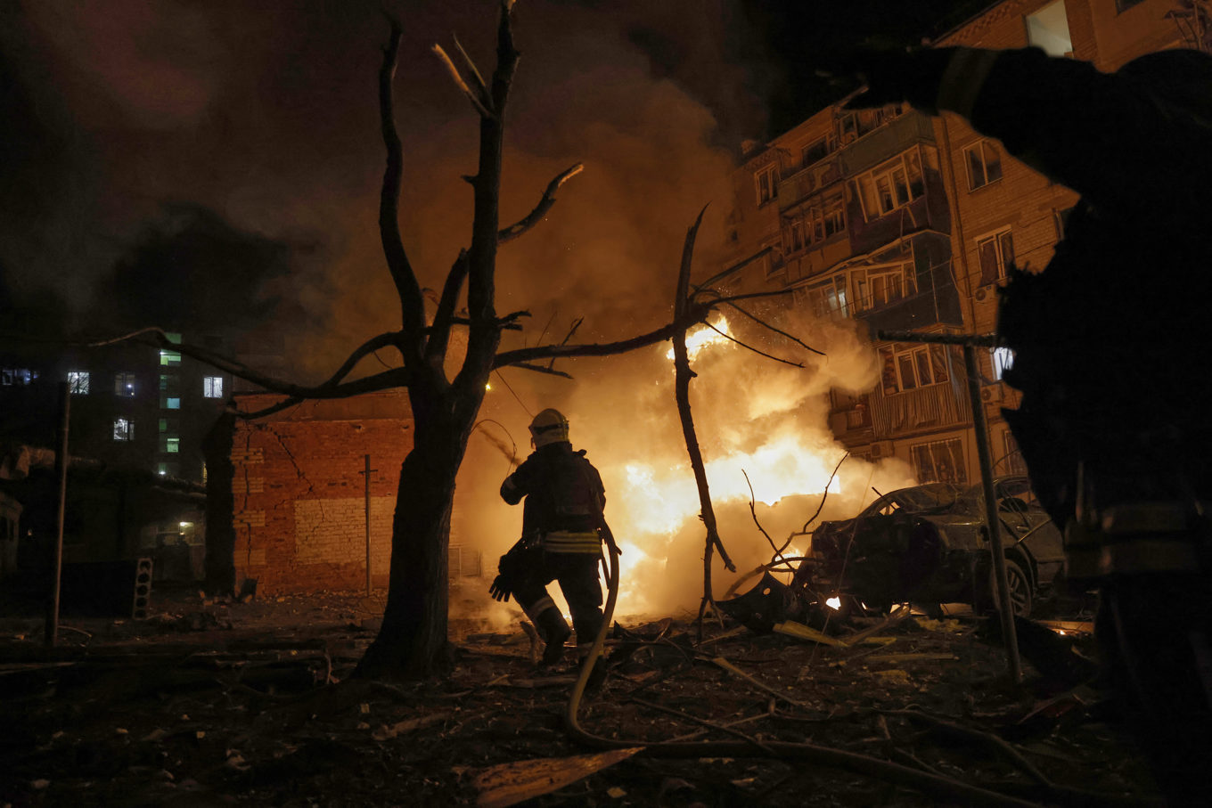 Brandmän kämpar mot lågorna efter en rysk drönarattack mot Ukrainas näst största stad Charkiv i förra veckan. Foto: Yevhen Titov/AP/TT