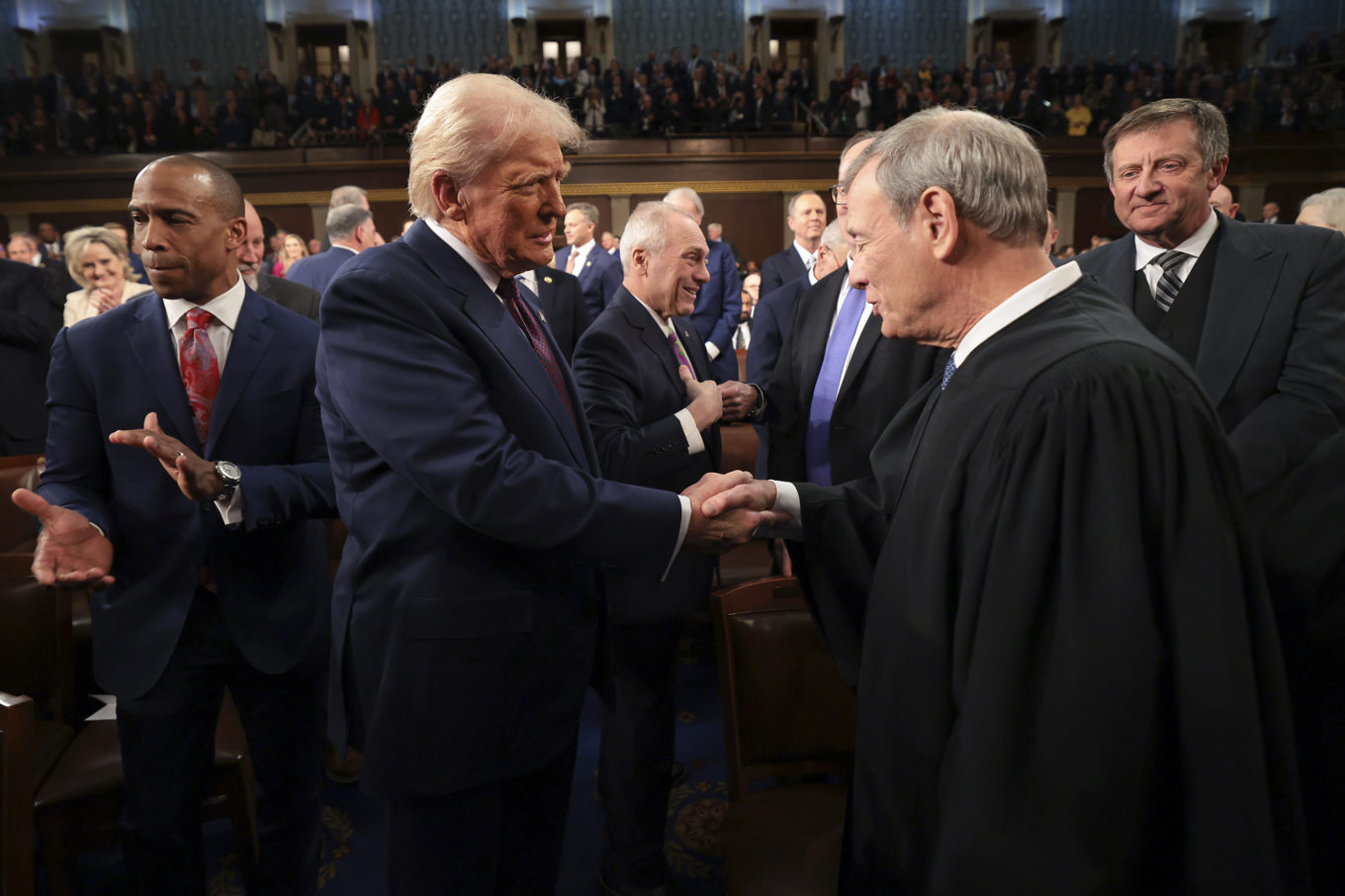 USA:s president Donald Trump skakar hand med Högsta domstolens chefsdomare John Roberts. Bild tagen den 5 mars. Foto: Win McNamee/AP/TT