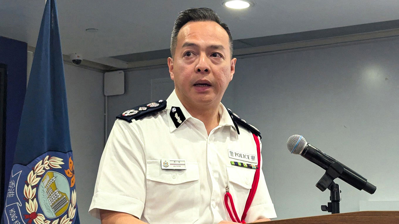 Hongkongs nye polischef Joe Chow talar på en pressträff i Hongkong den 2 april. Foto: Holmes Chan/AFP via Getty Images