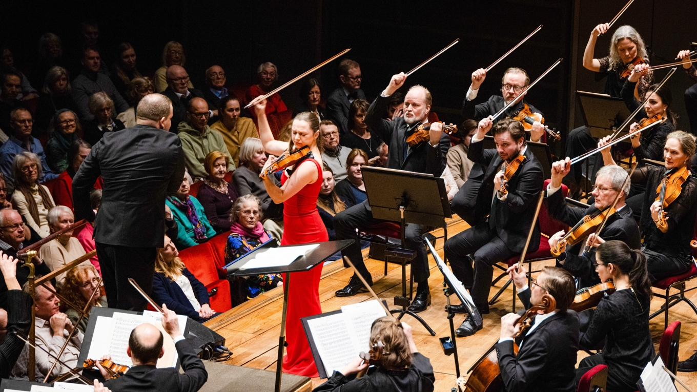 Violinsolisten Maria Ioudenitch, dirigenten Ryan Bancroft och Kungliga Filharmonikerna torsdagskvällen den 20 mars.
Foto: Yanan Li