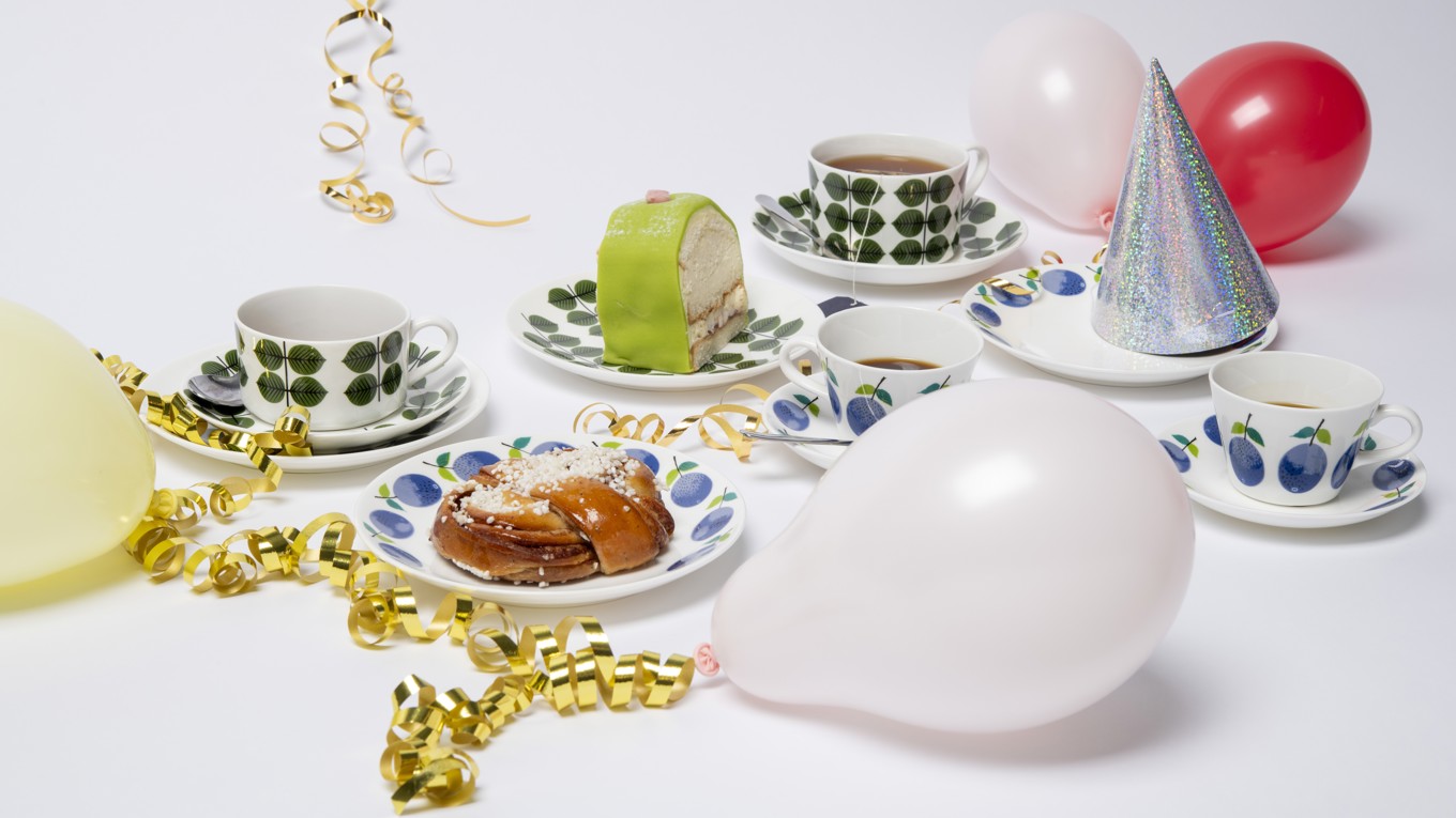 I ”Dukat till fest! Porslinsriket 200 år” uppmärksammas även Nobelservisen, designad av Karin Björquist. Utställningen ger en inblick i arbetet bakom den festliga servisen, som årligen används på Nobelbanketten. Foto: Viktor Fordell/Nationalmuseum