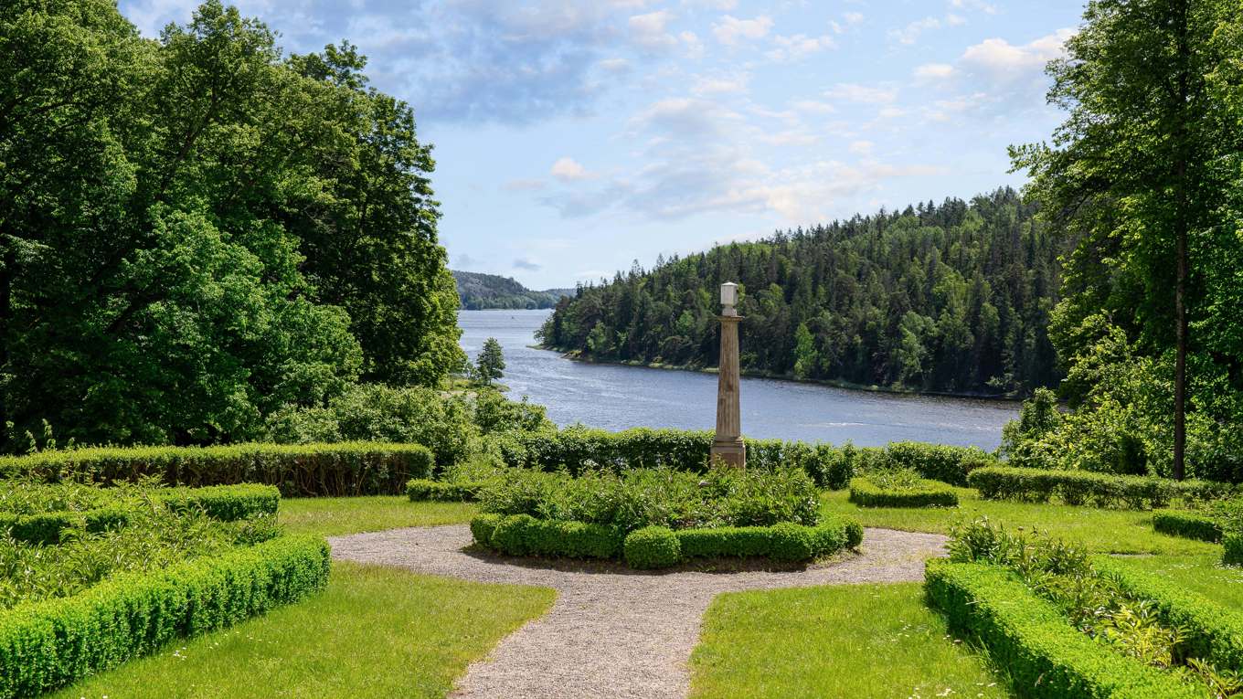 Nordiska museets kulturhistoriska byggnader Tyresö slott och Svindersviks sommarnöje håller öppet under sommaren. Parker och trädgårdar är öppna för besökare året om. Foto: Alexander Assal/Nordiska museet