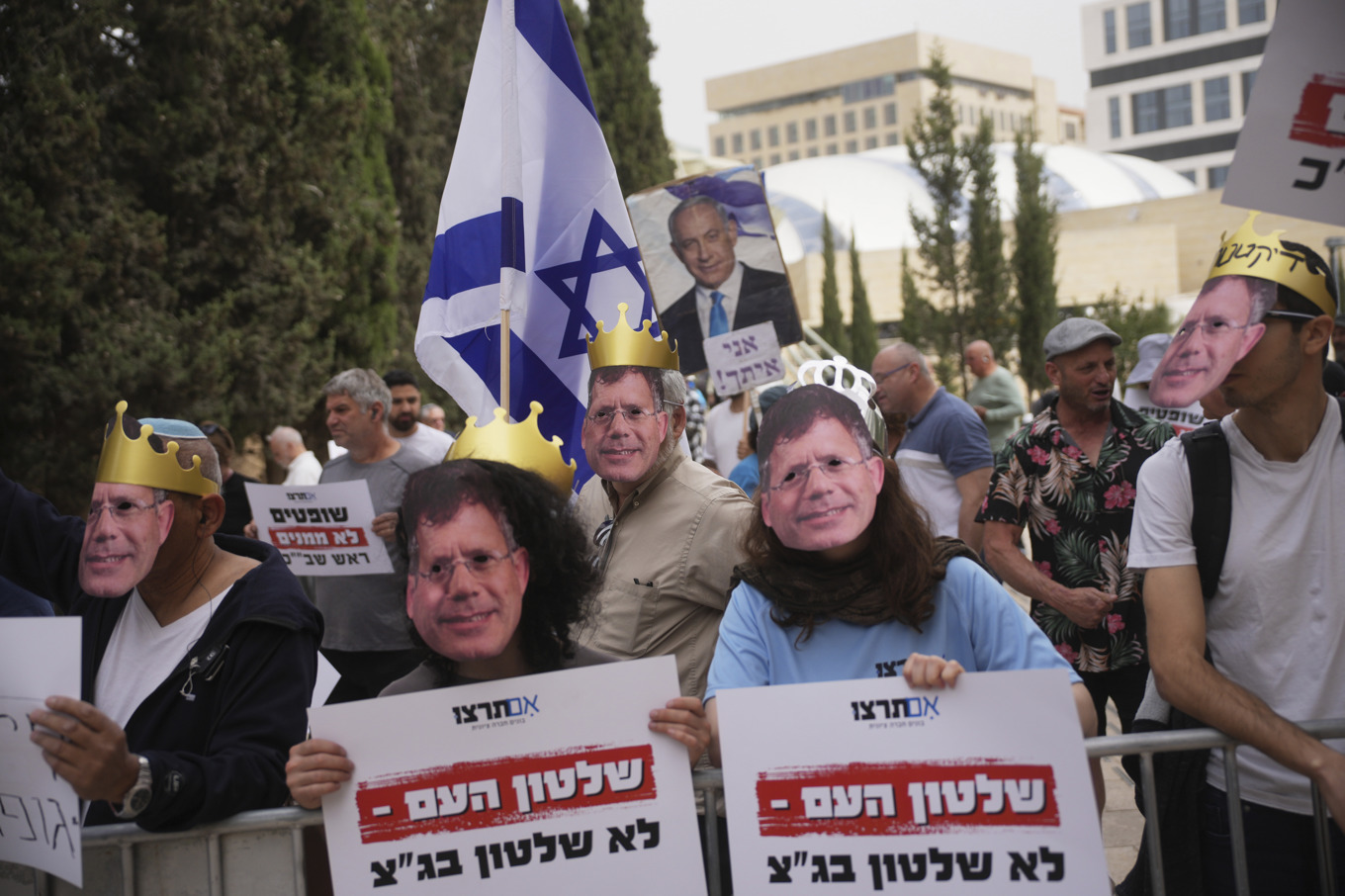 En demonstration mot rättsväsendet och för premiärminister Benjamin Netanyahu utanför Högsta domstolen i Jerusalem på tisdagen, i samband med en förhandling om petningen av underrättelsechefen Ronen Bar. Foto: Ohad Zwigenberg/AP/TT