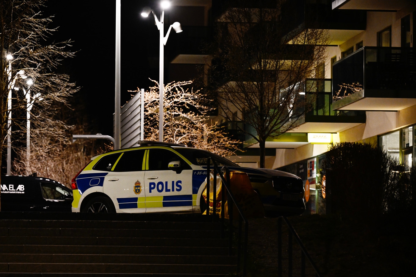 Polis på plats efter larm om en explosion vid en port i området Vinsta. Foto: Pontus Lundahl/TT