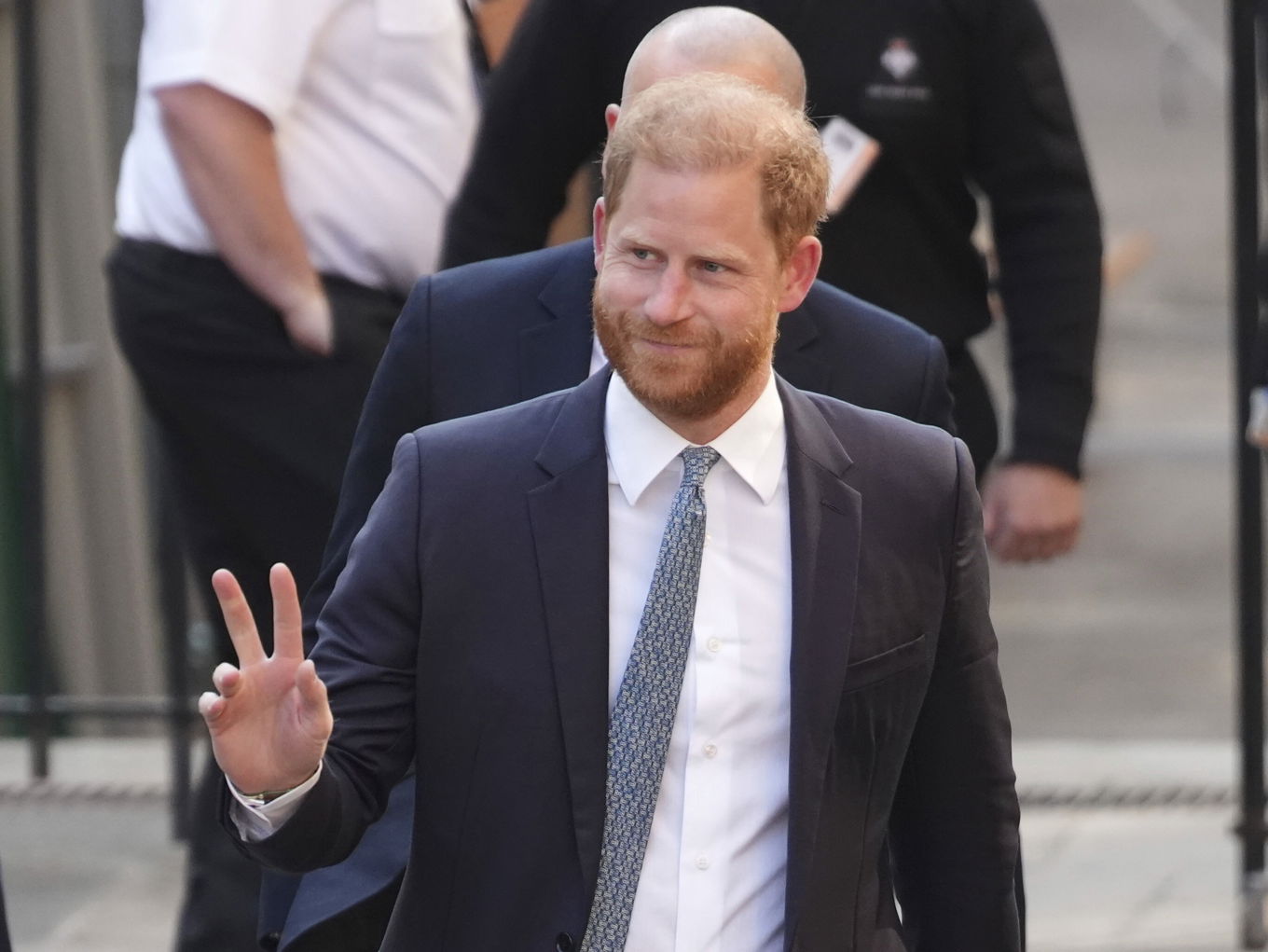 Prins Harry anländer till domstolen i London på tisdagsmorgonen. Foto: Jonathan Brady/PA via AP/TT