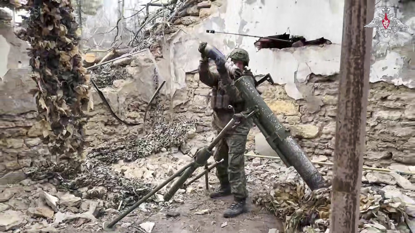 Den här bilden som har sänts ut av ryska myndigheter sägs visa en rysk soldat som laddar en artilleripjäs vid fronten någonstans i Ukraina. Foto: Rysslands militär via AP/TT