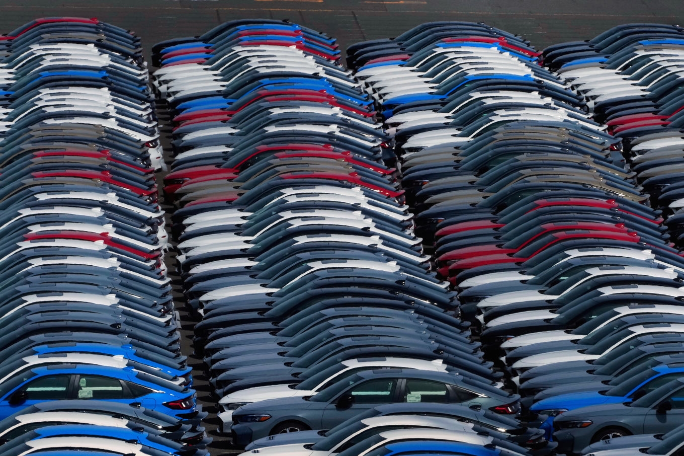 Japanska bilar som ska gå på export står parkerade i hamnen i Yokohama. Foto: Hiro Komae/AP/TT