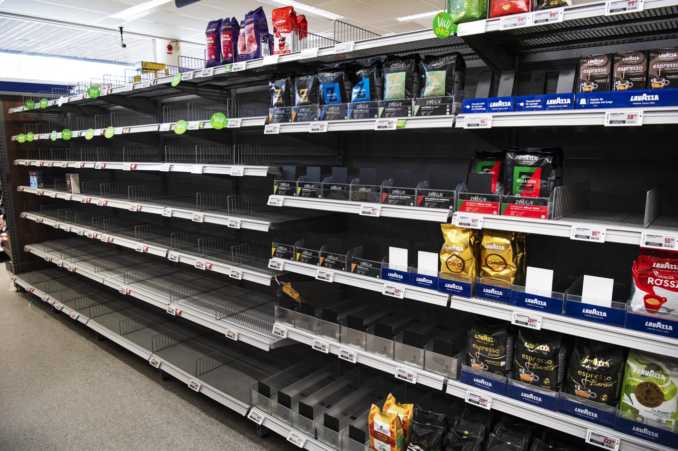 Tomma kaffehyllor i matbutikerna i måndags, sedan kunder bunkrat kaffe i väntan på prisökningar. Foto: Viktoria Bank/TT