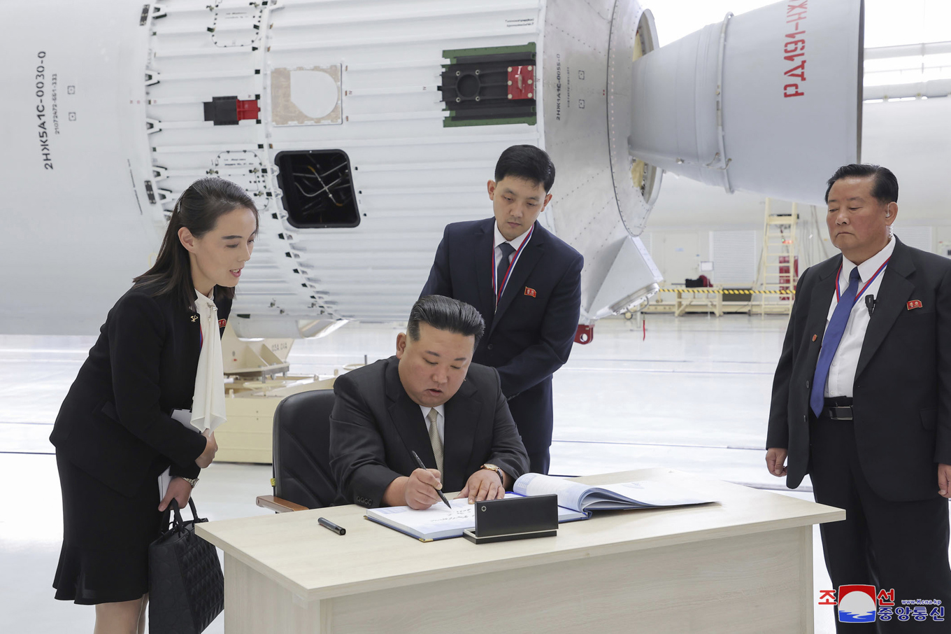 Nordkoreas ledare Kim Jong-Un signerar en gästbok tillsammans med systern Kim Yo-Jong, till vänster i bild, under en besök i östra Ryssland i september 2023. Bilden är tillhandahållen av den nordkoreanska regimen. Foto: KCNA/Korea news service via AP/TT