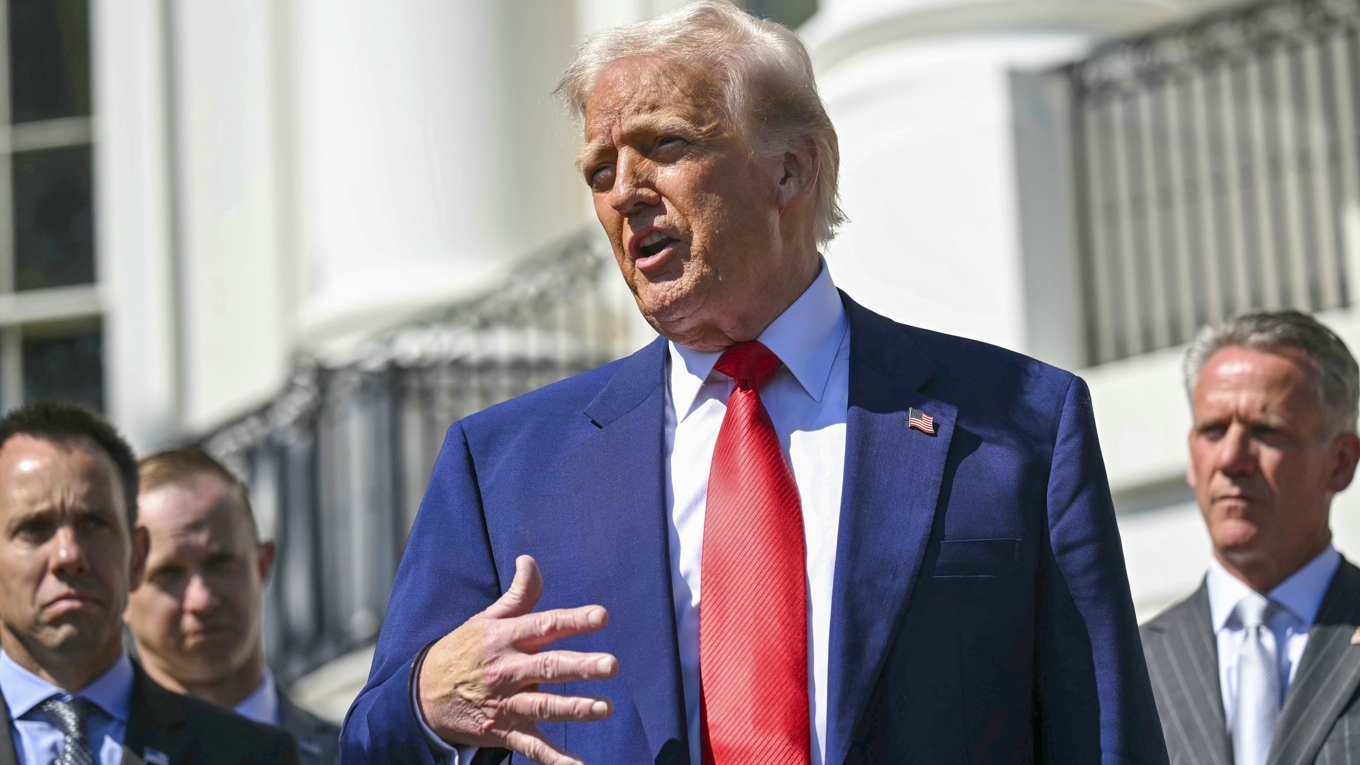 USA:s president Donald Trump vid sin pressträff utanför Vita huset. Foto: Pool/AP/TT