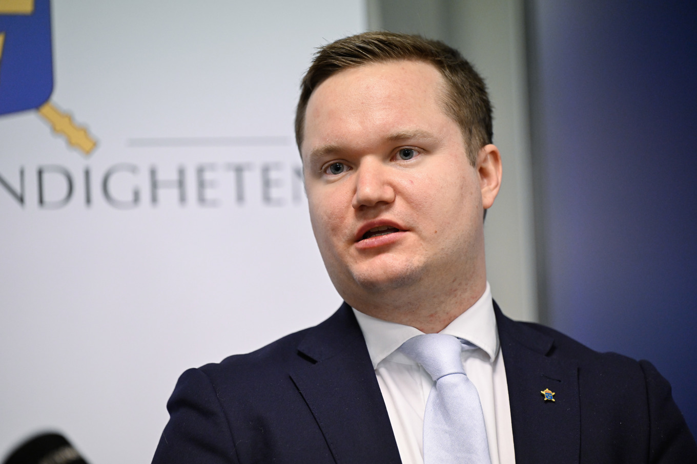 Anton Larsson Forsberg, förundersökningsledare och kammaråklagare, under en pressträff i samband med att fyra personer åtalas för grova bedrägerier mot äldre personer. Foto: Jessica Gow/TT