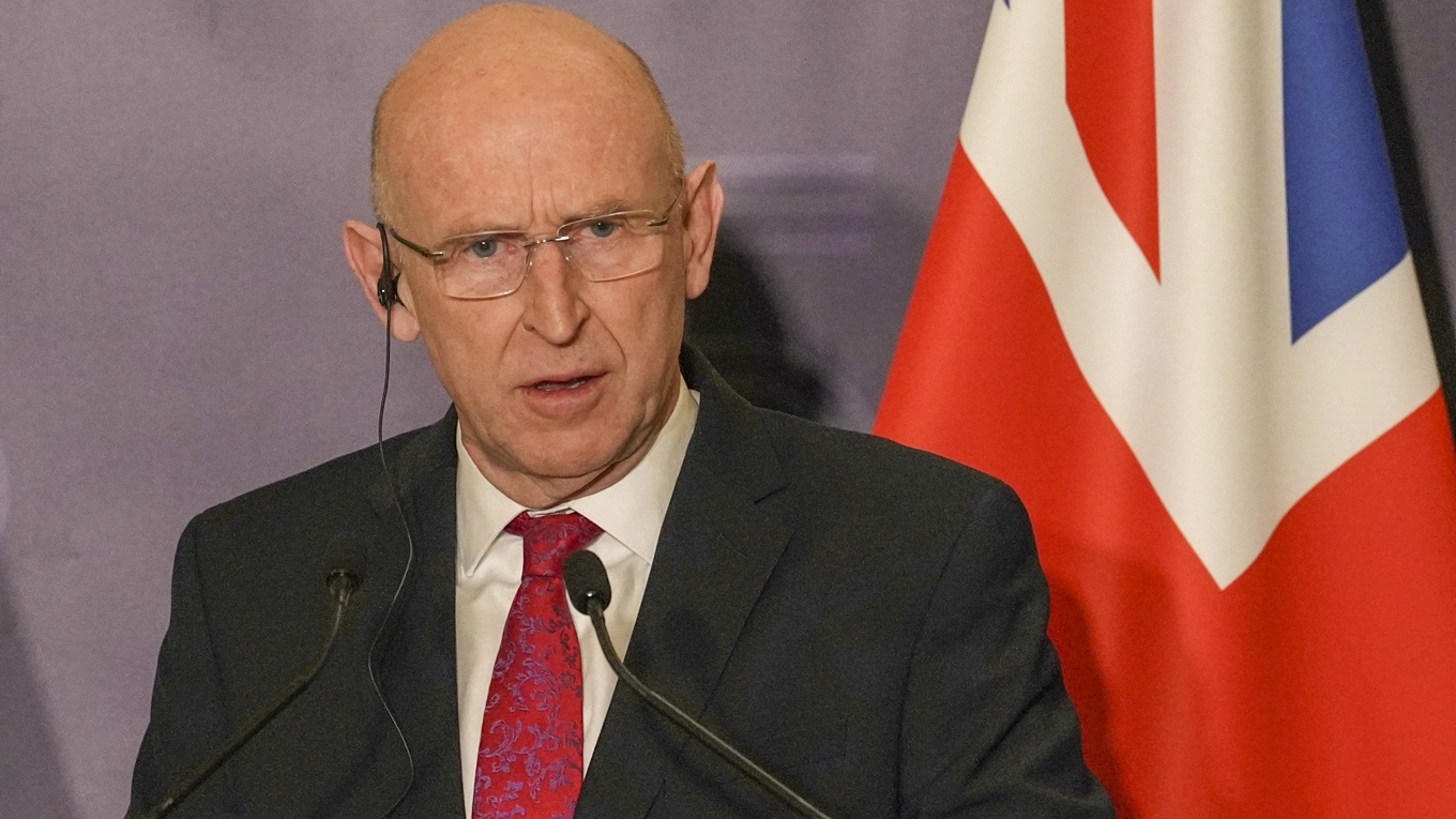 Storbritanniens försvarsminister John Healey vid ett tidigare möte bland de Ukrainastöttande länderna i ”De villigas koalition”. Arkivbild. Foto: Aurelien Morissard/AP/TT