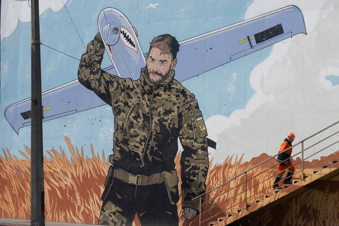 Foto från förra veckan på en väggmålning i Kiev där en ukrainsk soldat bär en drönare. Foto: Efrem Lukatsky/AP/TT