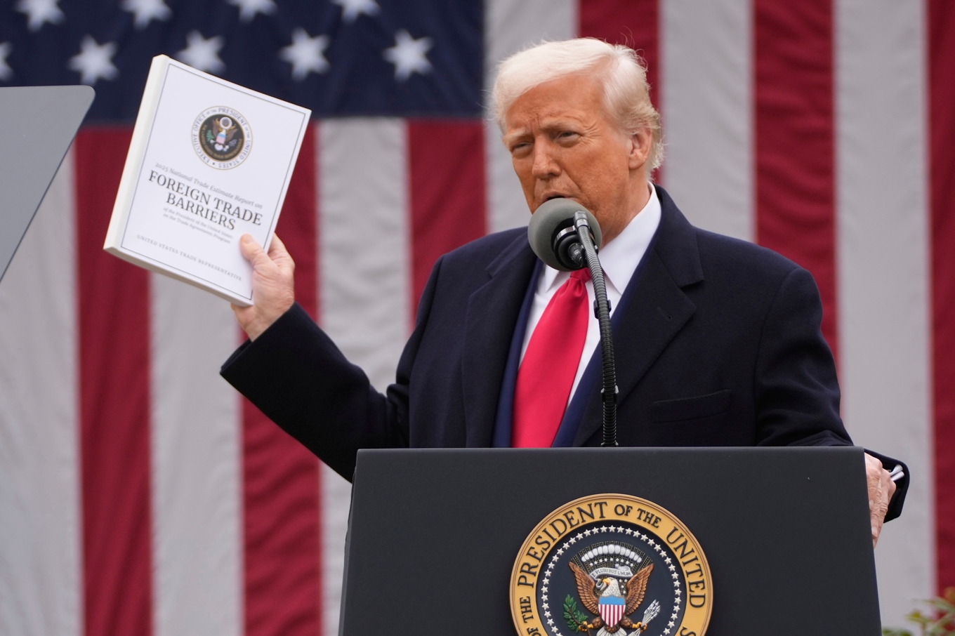 Donald Trump i samband med att han presenterade tullarna mot världens länder. Arkivbild. Foto: Mark Schiefelbein/AP/TT