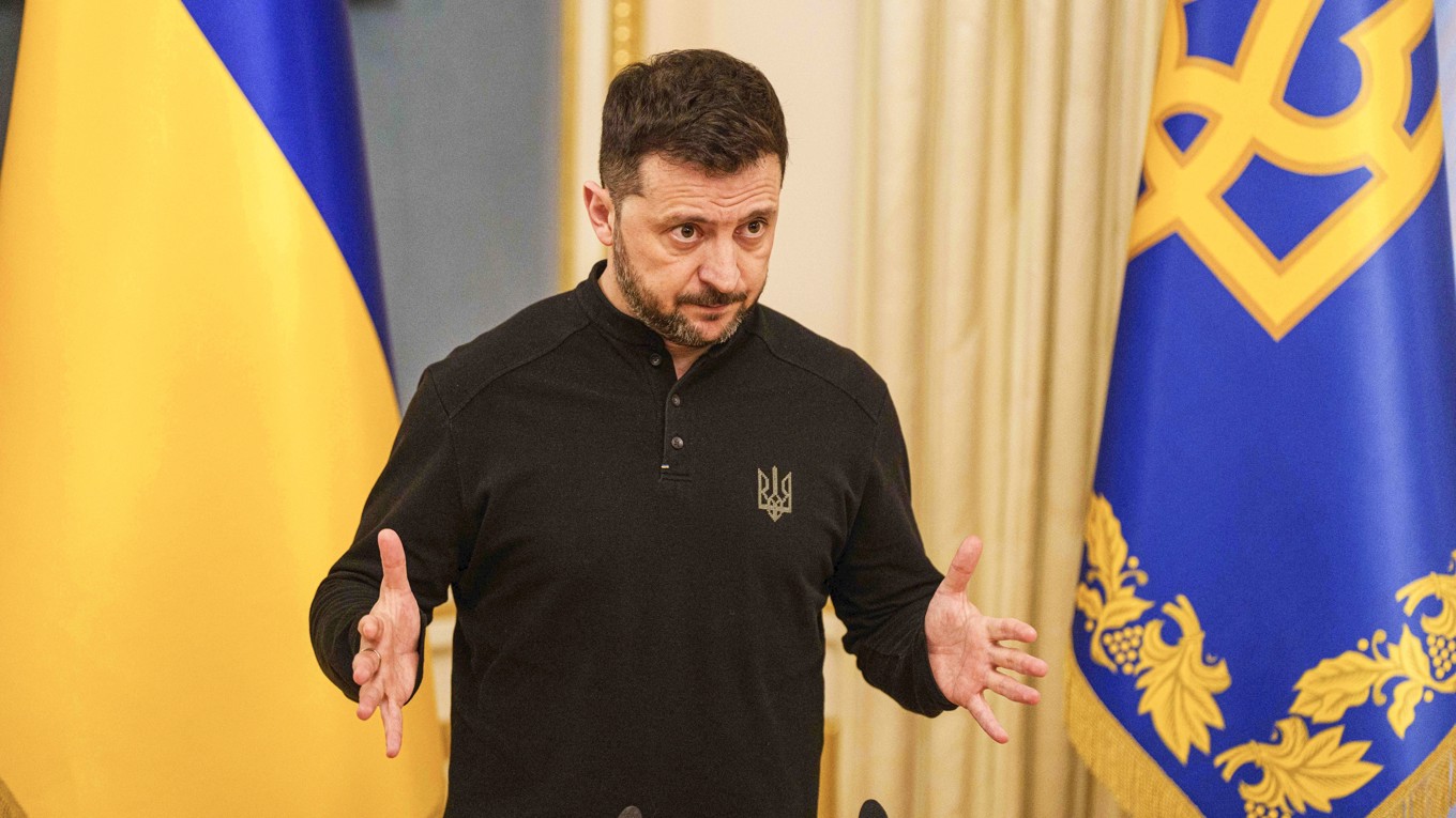 Ukrainas president Volodymyr Zelenskyj under en presskonferens i Kiev den 4 april. Foto: Evgeniy Maloletka/AP/TT